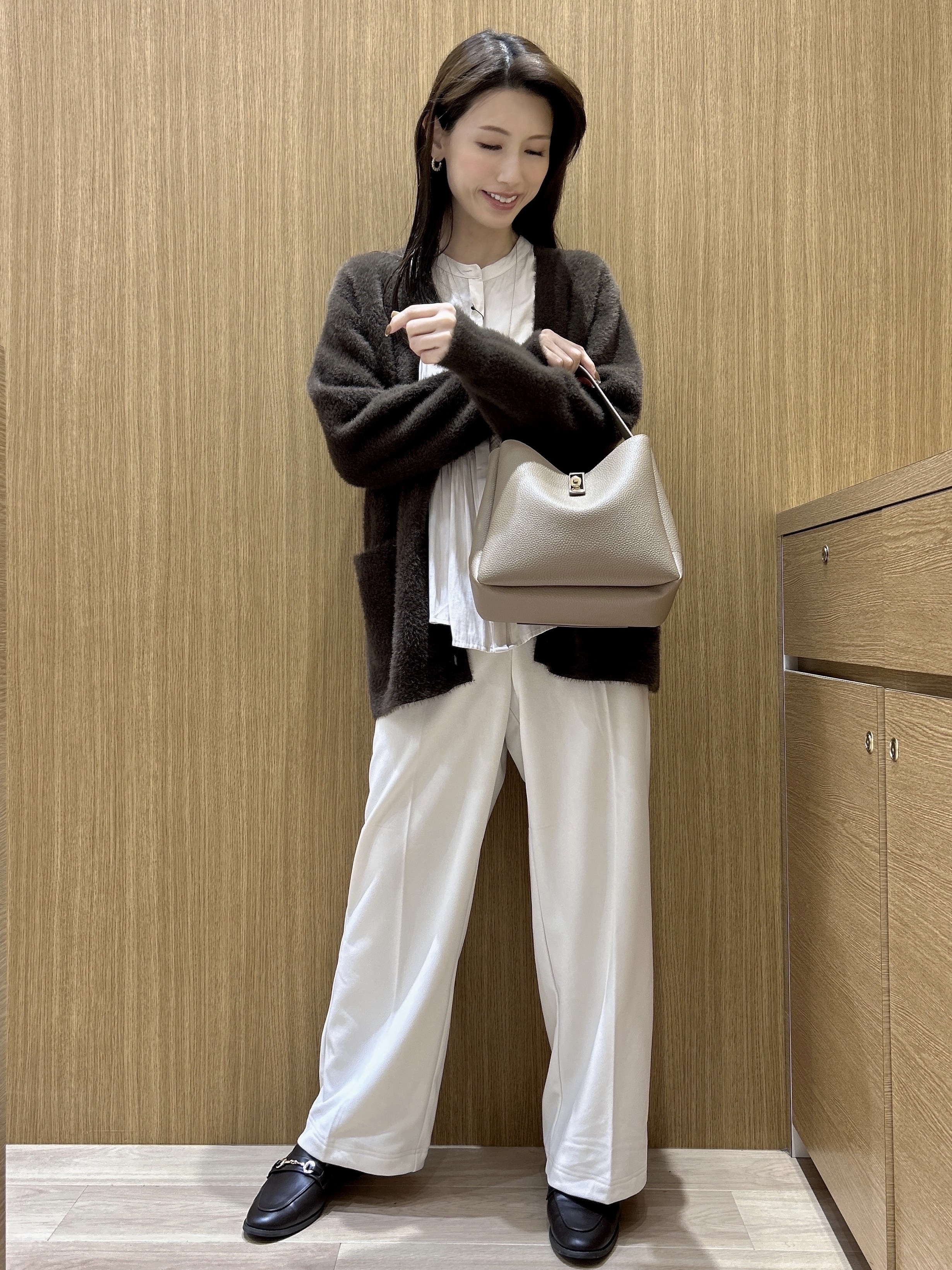 maiさんの「OPAQUE.CLIP｜フェザーヤーンニットカーディガン【洗濯機OK】」を使ったコーディネート