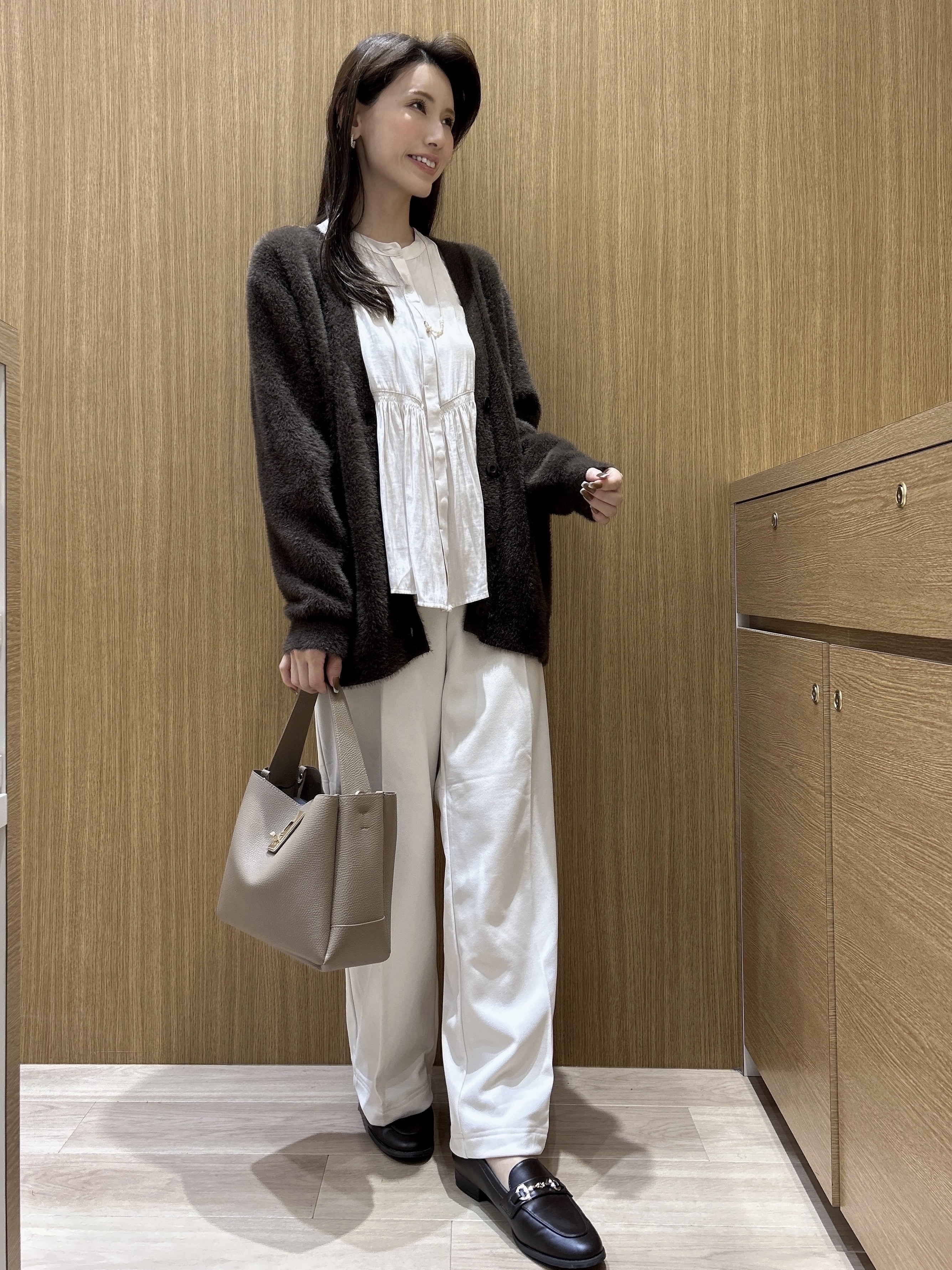 maiさんの「OPAQUE.CLIP｜フェザーヤーンニットカーディガン【洗濯機OK】」を使ったコーディネート