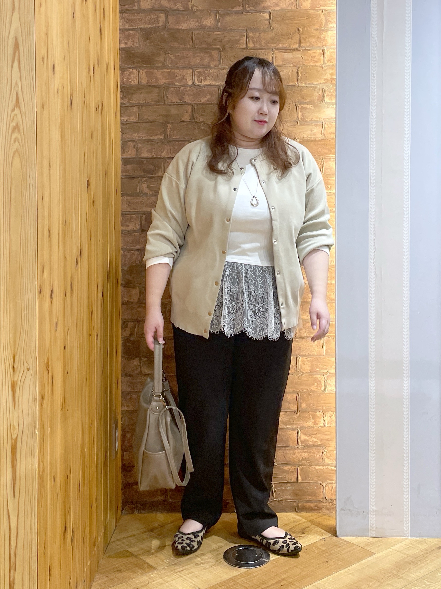 Risaさんの「SHOO･LA･RUE｜【セットアップ可/洗濯機可】軽やかに羽織れる スポンディッシュ ニットカーディガン」を使ったコーディネート