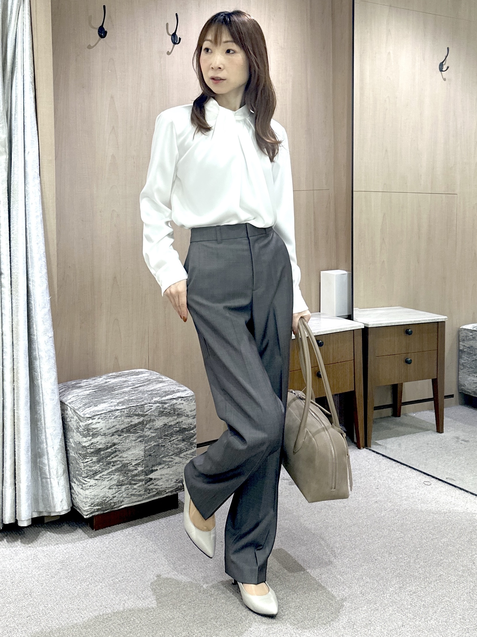 Miwaさんの「UNTITLED｜【きれいめ/お仕事着】サテンドレープブラウス」を使ったコーディネート