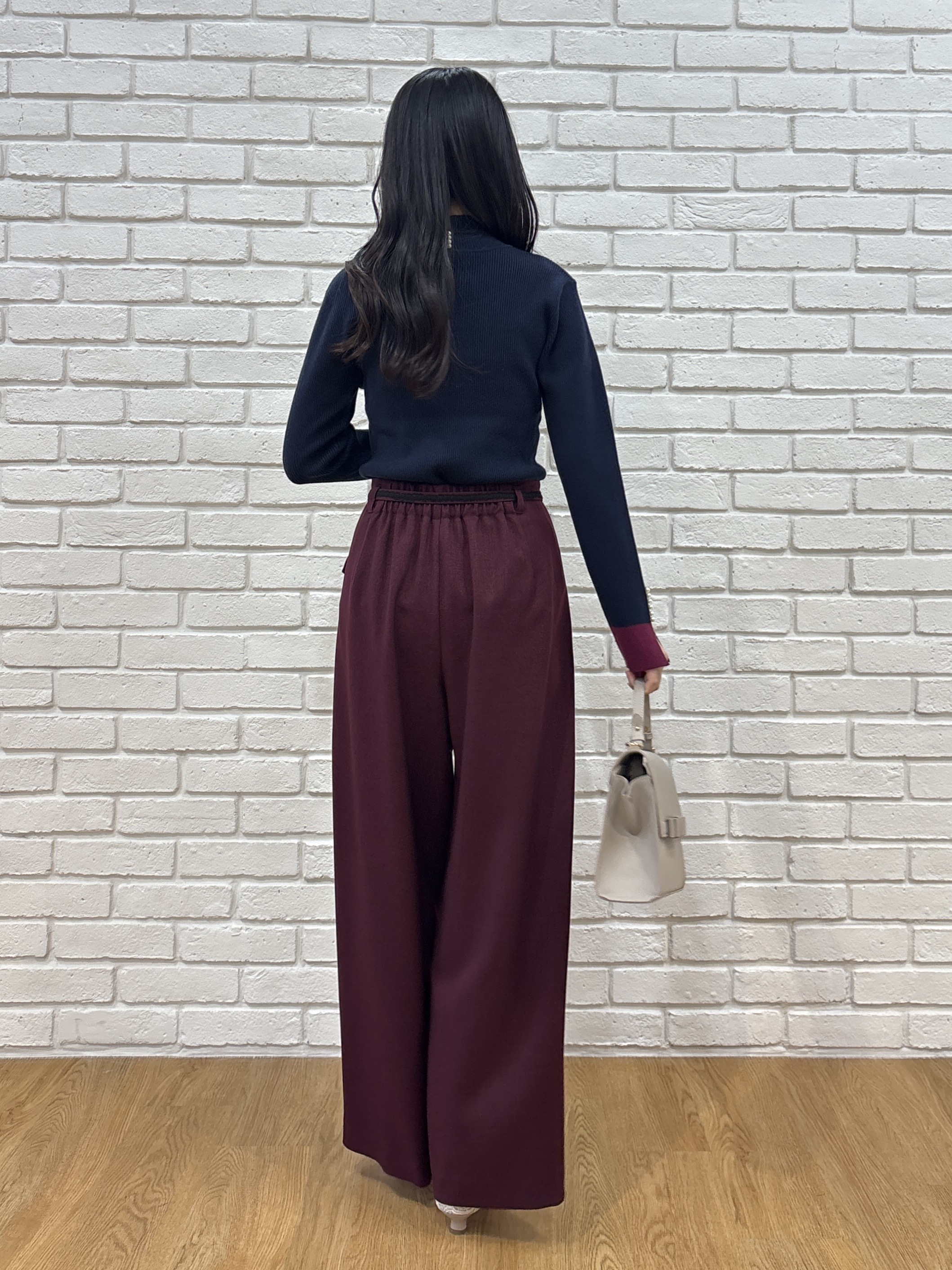 AOIさんの「Couture brooch｜【配色デザインがこなれ見え】袖口スリット パール調リブニット【吸湿発熱・静電気防止・抗菌防臭・洗濯機」を使ったコーディネート