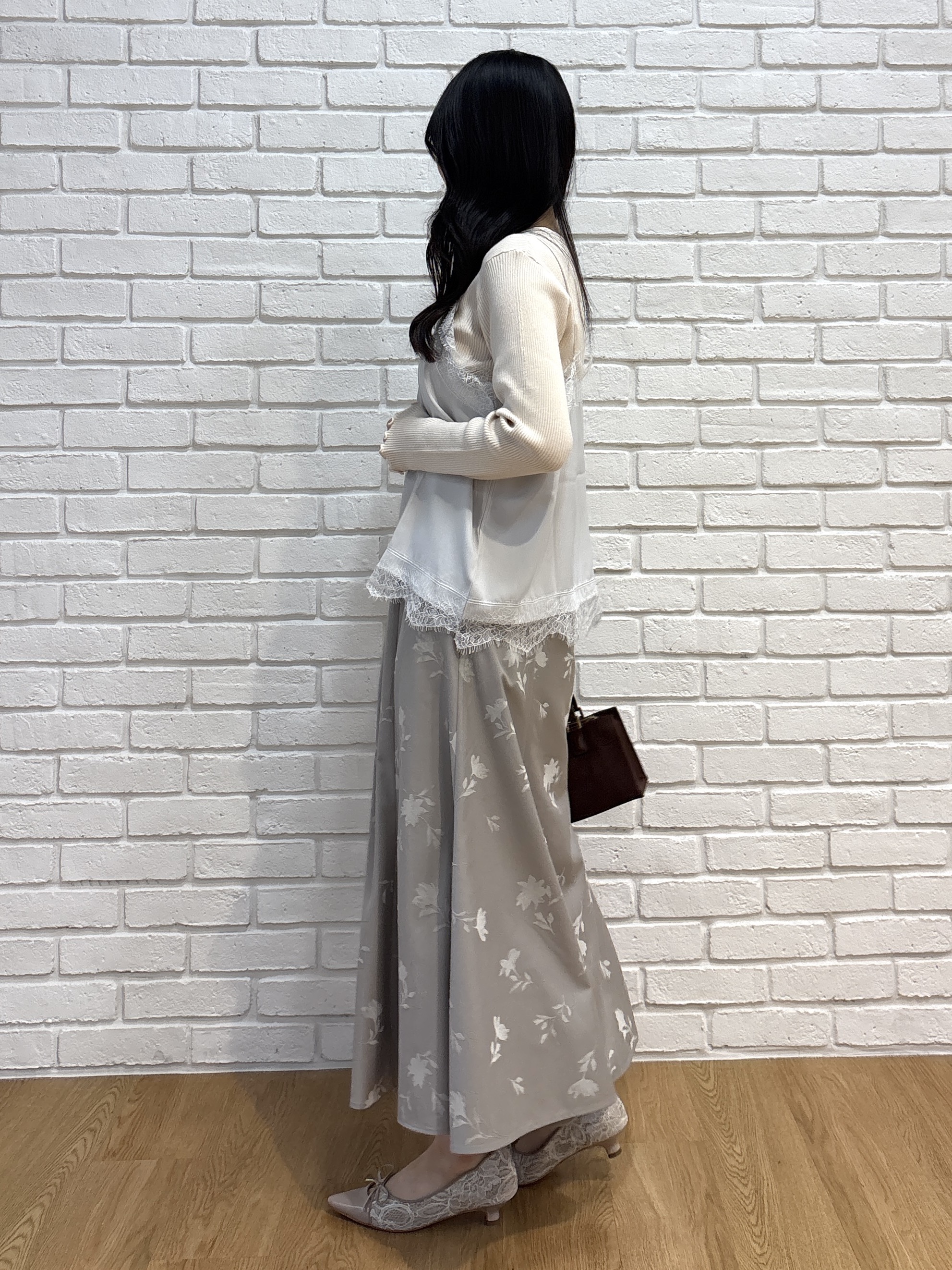 AOIさんの「Couture brooch｜メローフリルニット＆レースキャミセット」を使ったコーディネート
