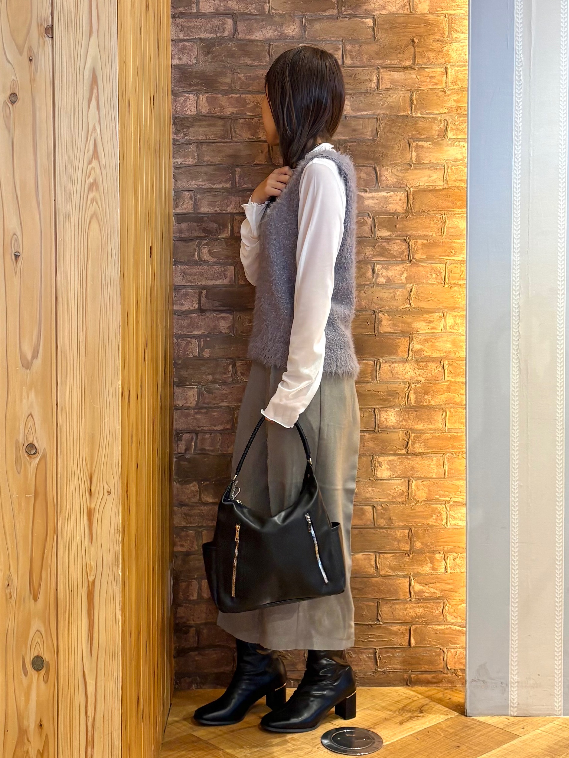 mieさんの「SHOO･LA･RUE｜【洗濯機可】重ねるだけで華やかに。ポンポンシャギーベスト」を使ったコーディネート