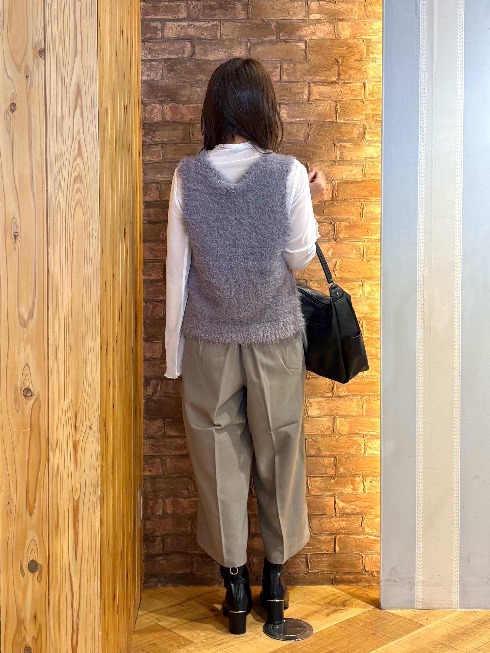 mieさんの「SHOO･LA･RUE｜【洗濯機可】重ねるだけで華やかに。ポンポンシャギーベスト」を使ったコーディネート