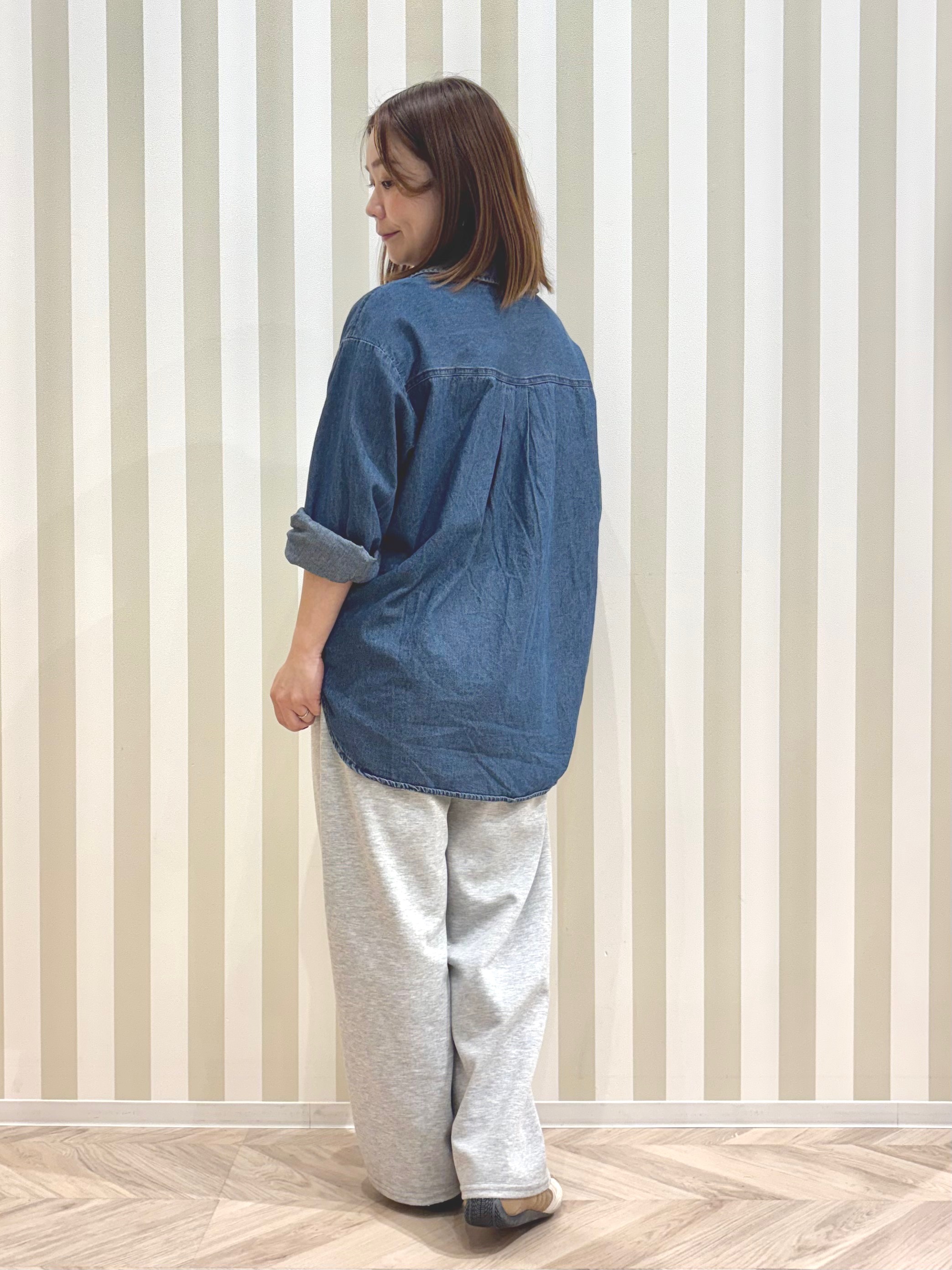 ナギさんの「SHOO･LA･RUE｜【S-LL/洗濯機可/体型カバー】ライトオンスデニム ダブルポケット オーバーサイズシャツ」を使ったコーディネート