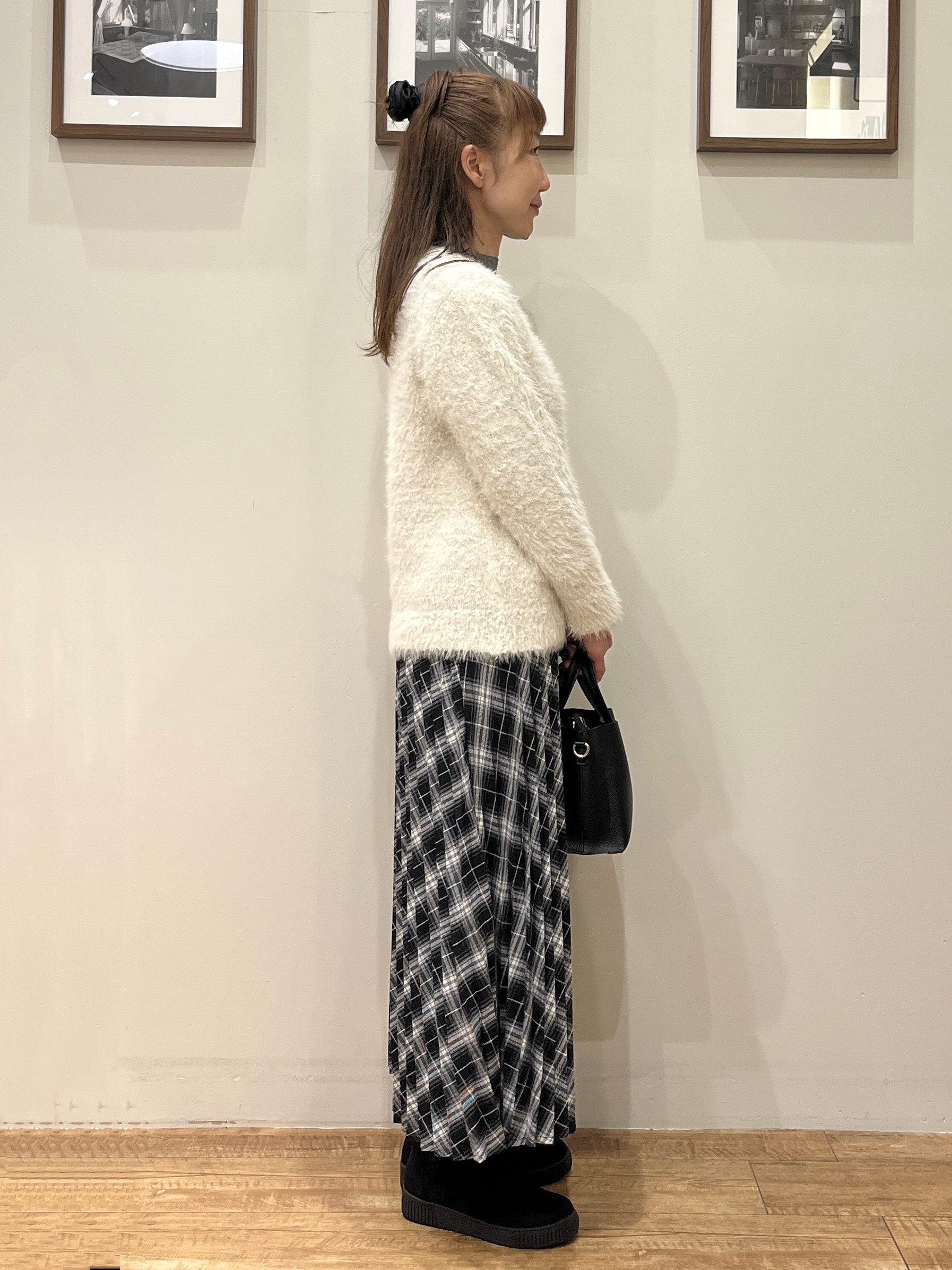 まつみさんの「SHOO･LA･RUE｜【洗濯機可】ふわふわフェザーⅤネックカーディガン」を使ったコーディネート