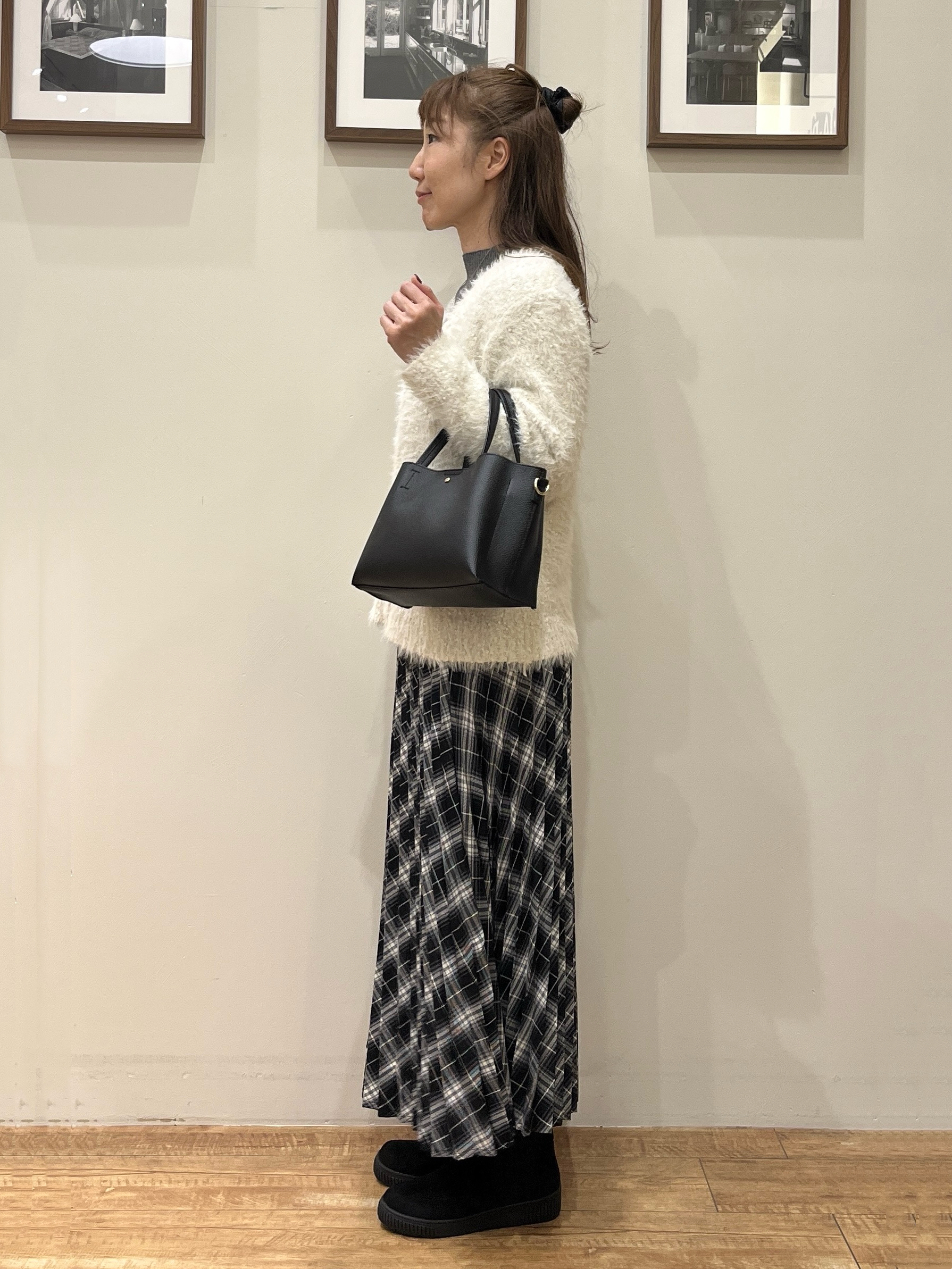 まつみさんの「SHOO･LA･RUE｜【洗濯機可】ふわふわフェザーⅤネックカーディガン」を使ったコーディネート