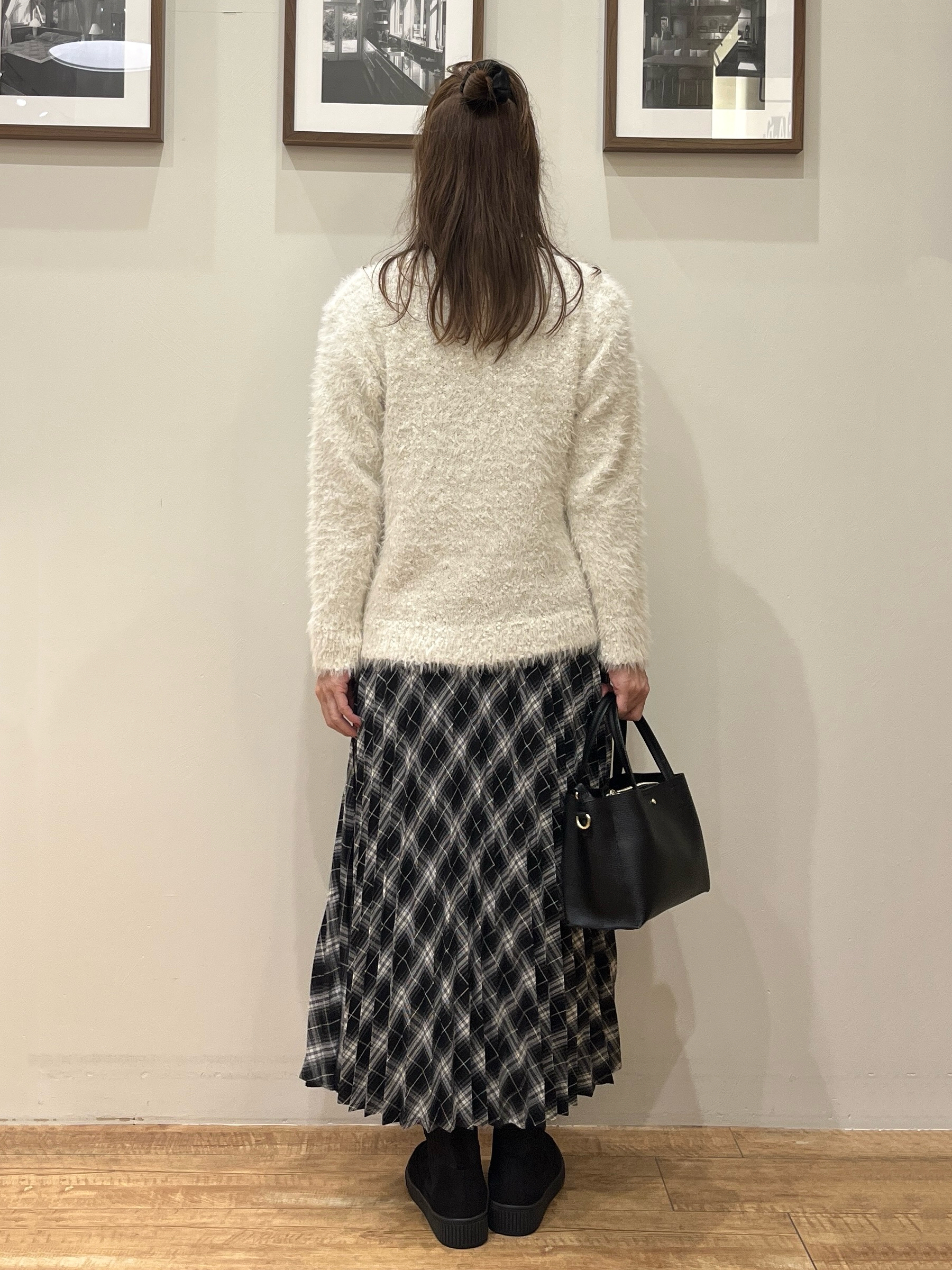 まつみさんの「SHOO･LA･RUE｜【洗濯機可】ふわふわフェザーⅤネックカーディガン」を使ったコーディネート