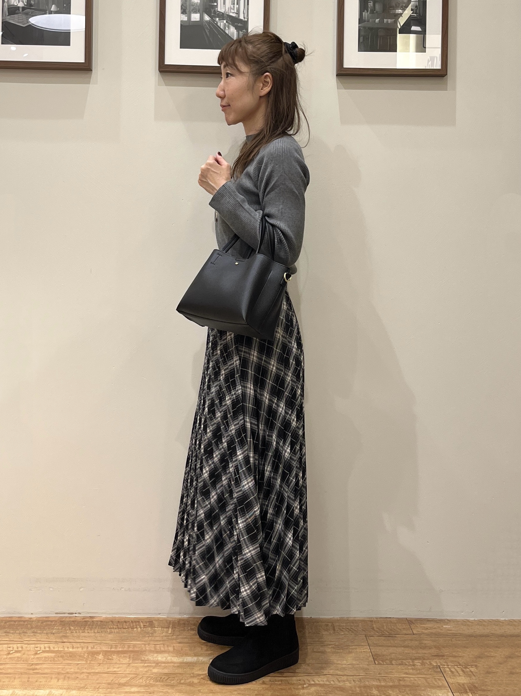 まつみさんの「SHOO･LA･RUE｜【洗濯機可】ふわふわフェザーⅤネックカーディガン」を使ったコーディネート