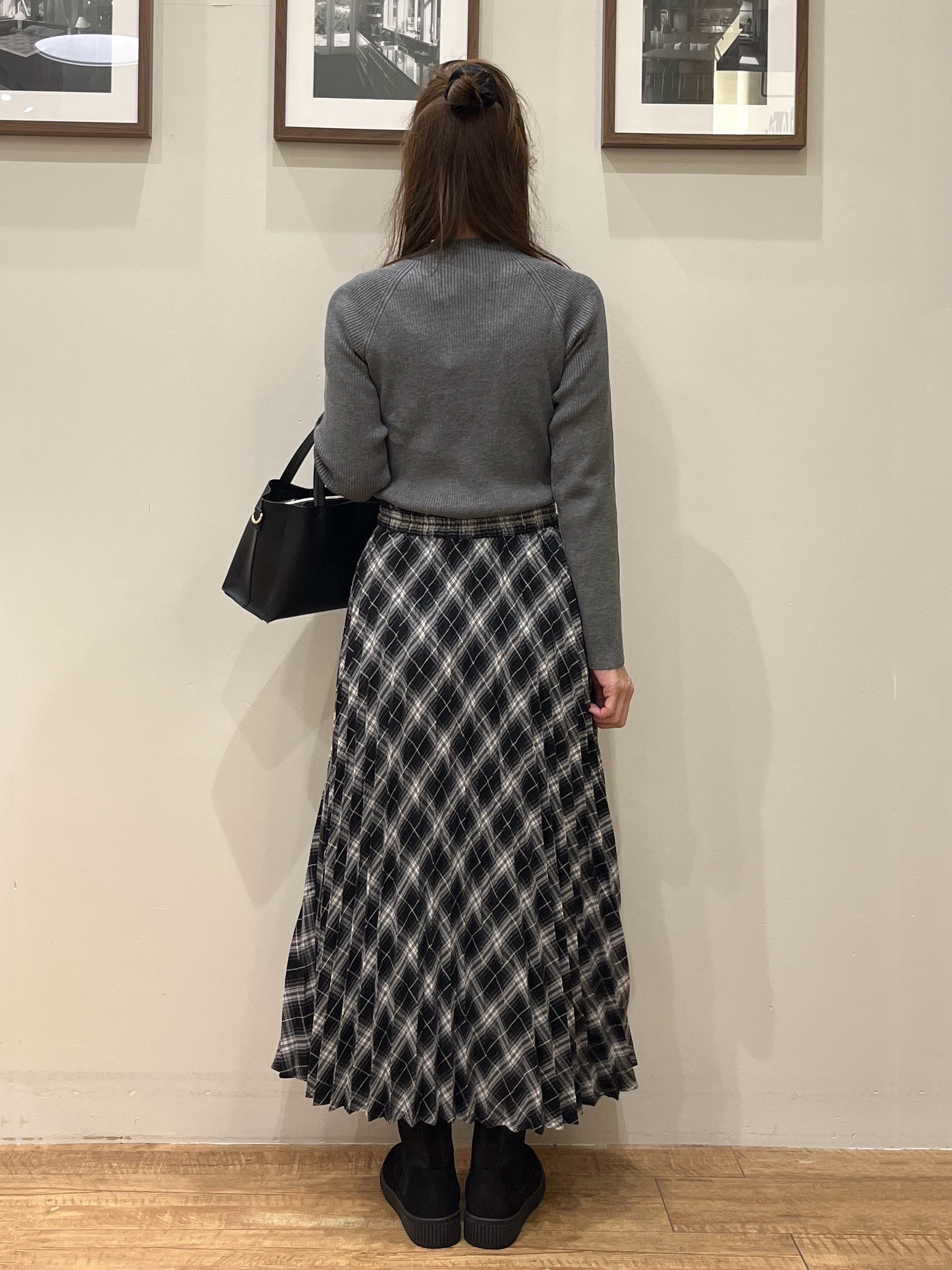 まつみさんの「SHOO･LA･RUE｜【洗濯機可】ふわふわフェザーⅤネックカーディガン」を使ったコーディネート