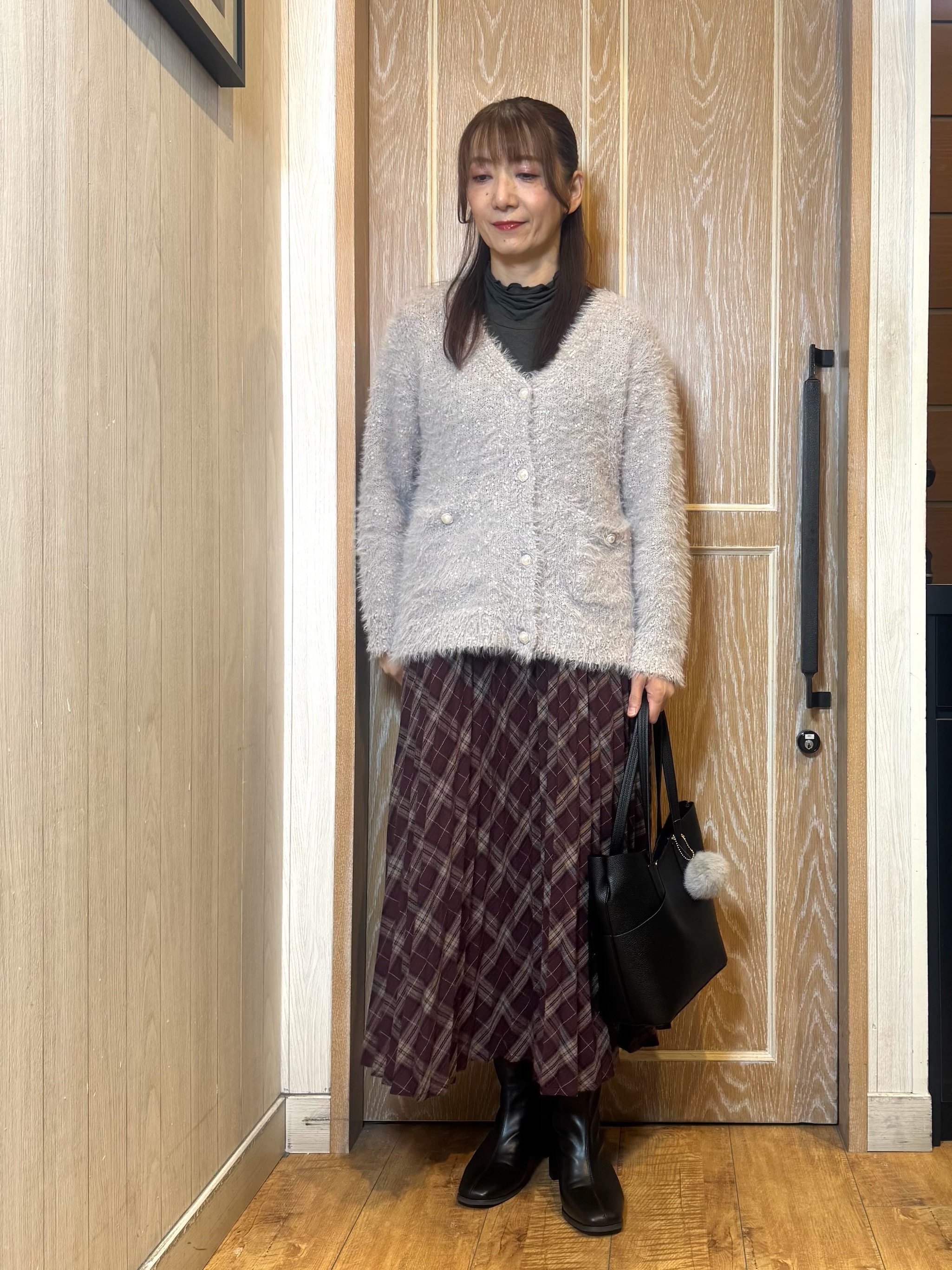 KAORIさんの「SHOO･LA･RUE｜【洗濯機可】ふわふわフェザーⅤネックカーディガン」を使ったコーディネート