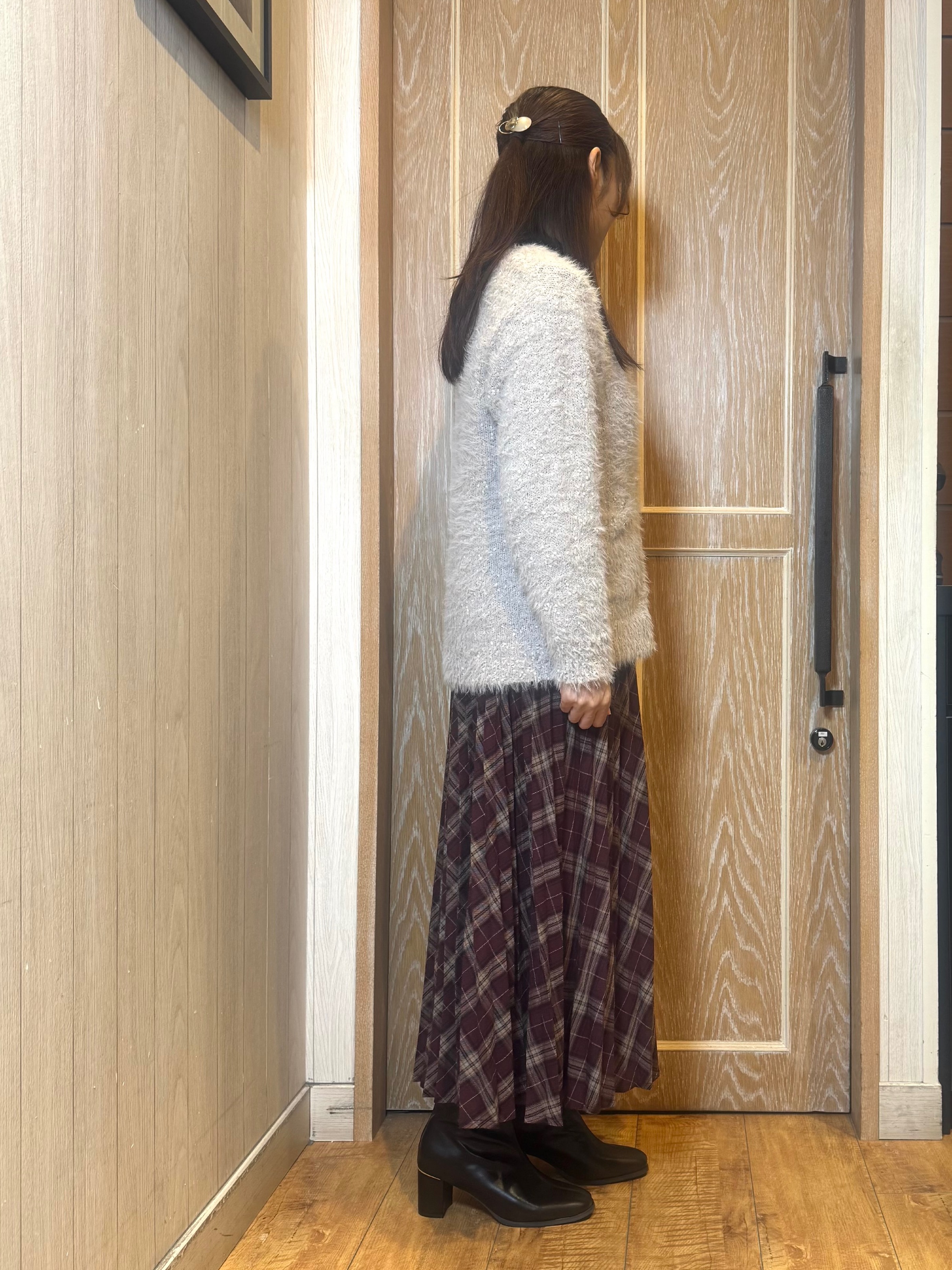KAORIさんの「SHOO･LA･RUE｜【洗濯機可】ふわふわフェザーⅤネックカーディガン」を使ったコーディネート