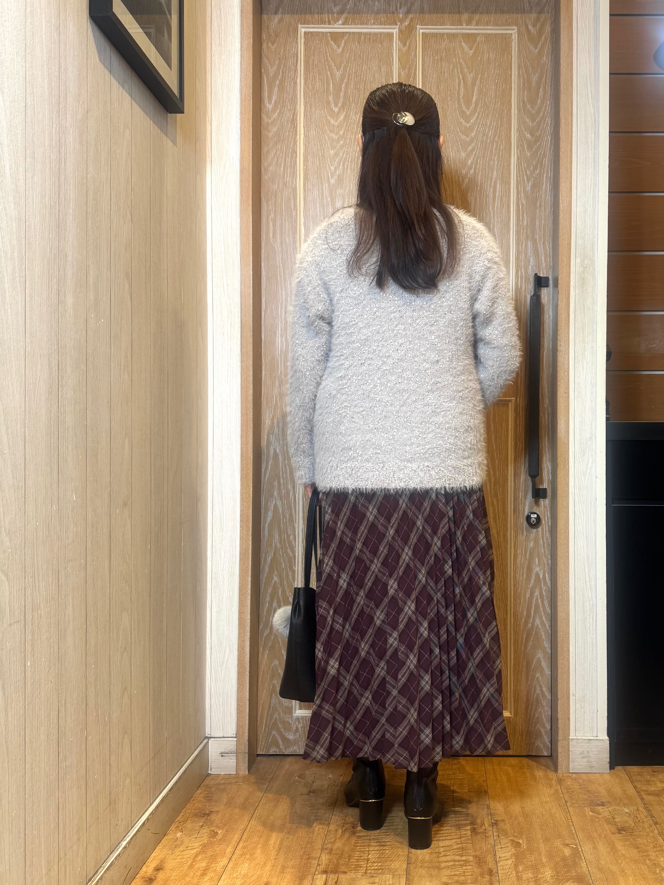 KAORIさんの「SHOO･LA･RUE｜【洗濯機可】ふわふわフェザーⅤネックカーディガン」を使ったコーディネート