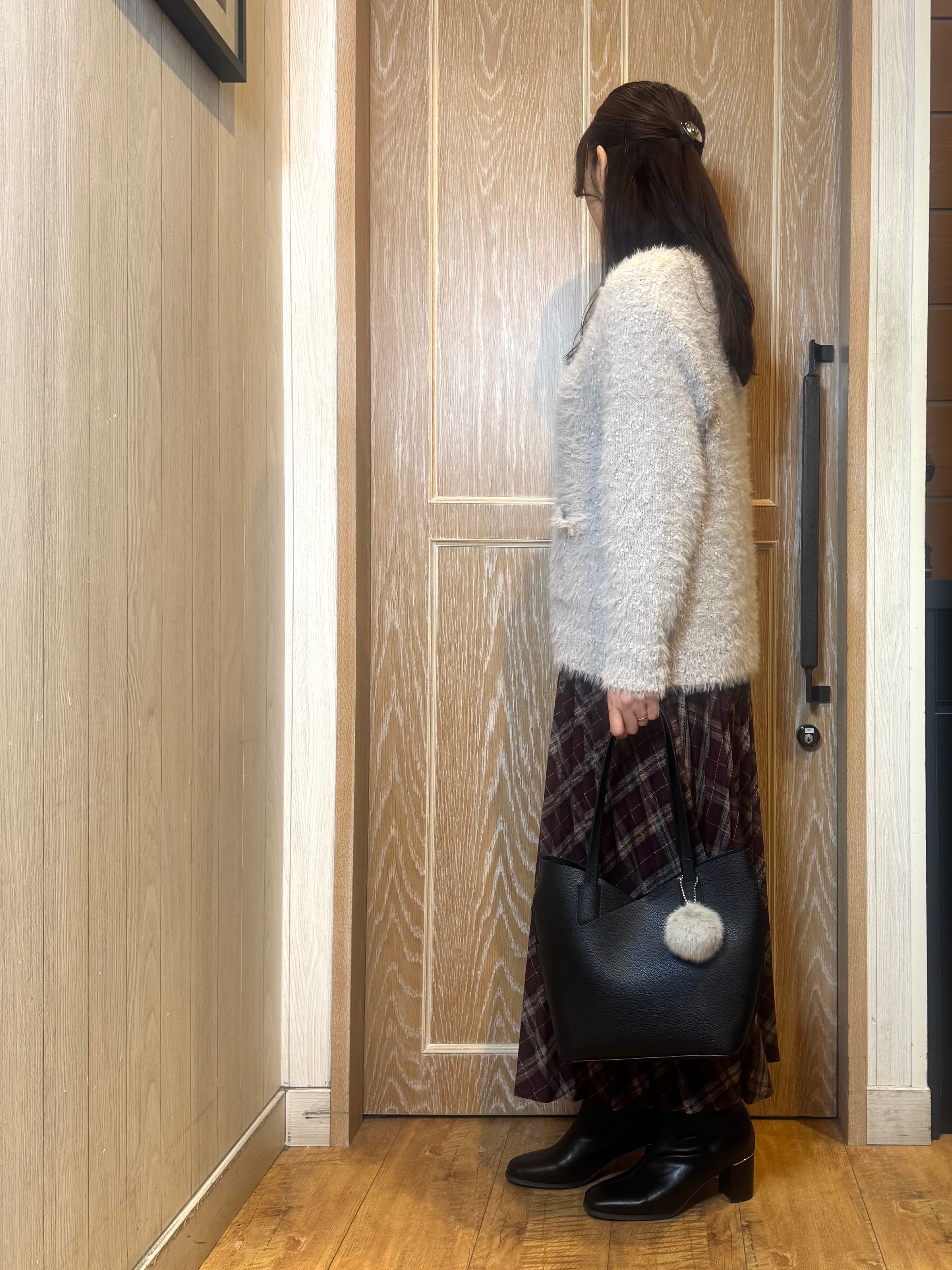 KAORIさんの「SHOO･LA･RUE｜【洗濯機可】ふわふわフェザーⅤネックカーディガン」を使ったコーディネート