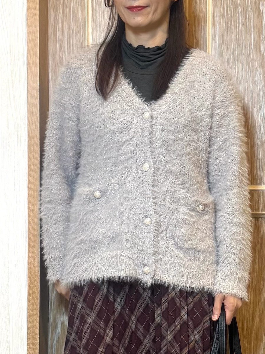 KAORIさんの「SHOO･LA･RUE｜【洗濯機可】ふわふわフェザーⅤネックカーディガン」を使ったコーディネート