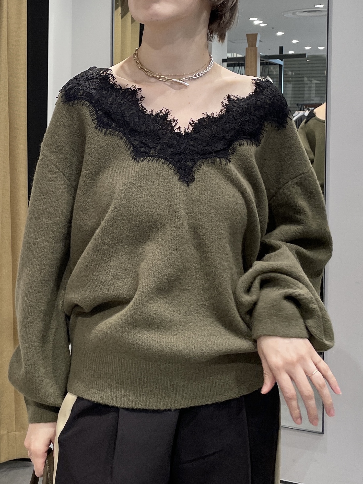 mikuさんの「INDIVI｜レースドッキング深Vネックニット【洗える】」を使ったコーディネート