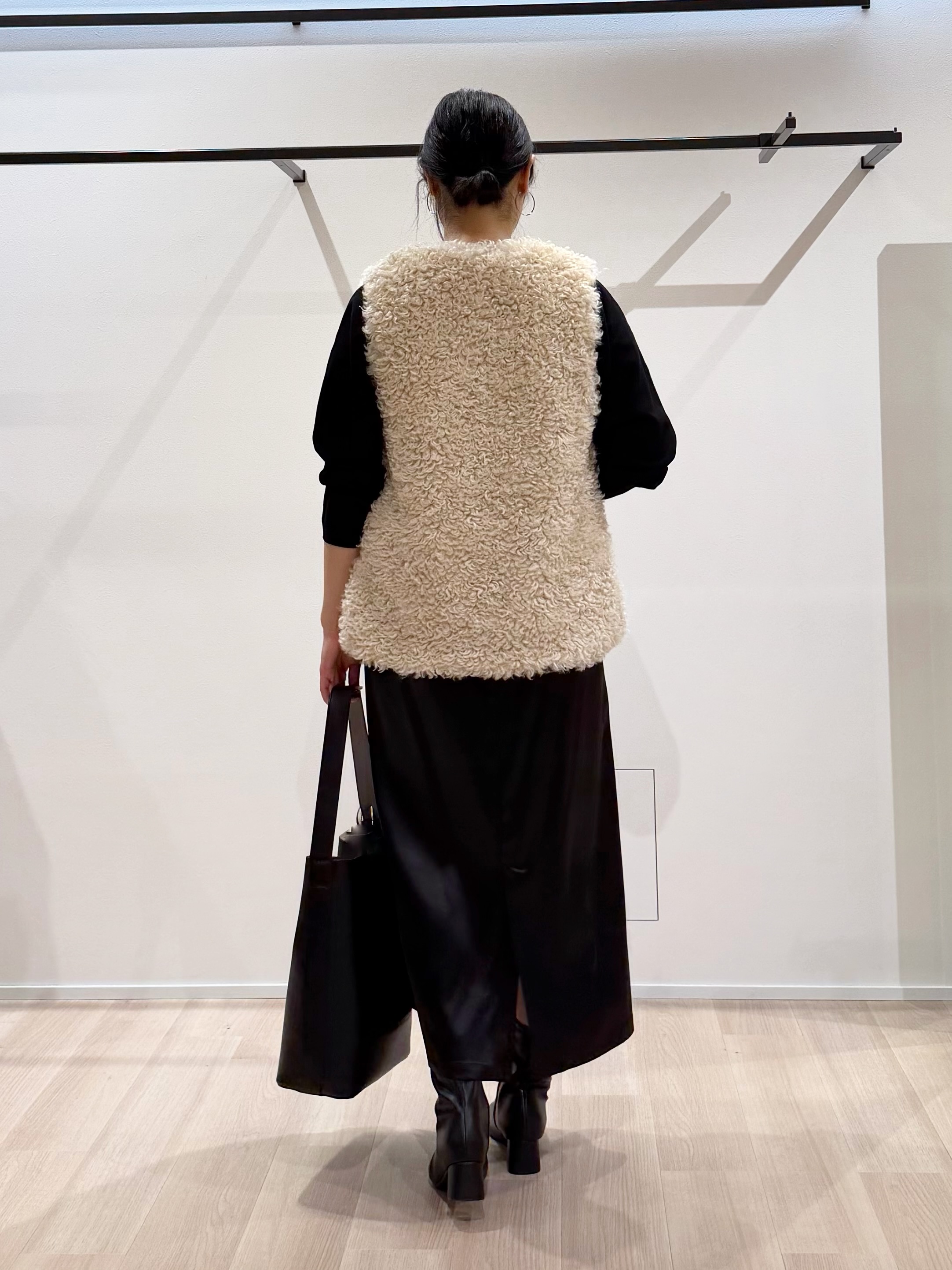 TOMOMIさんの「UNTITLED｜【羽織るだけでお洒落】カールエコファー ジレ」を使ったコーディネート
