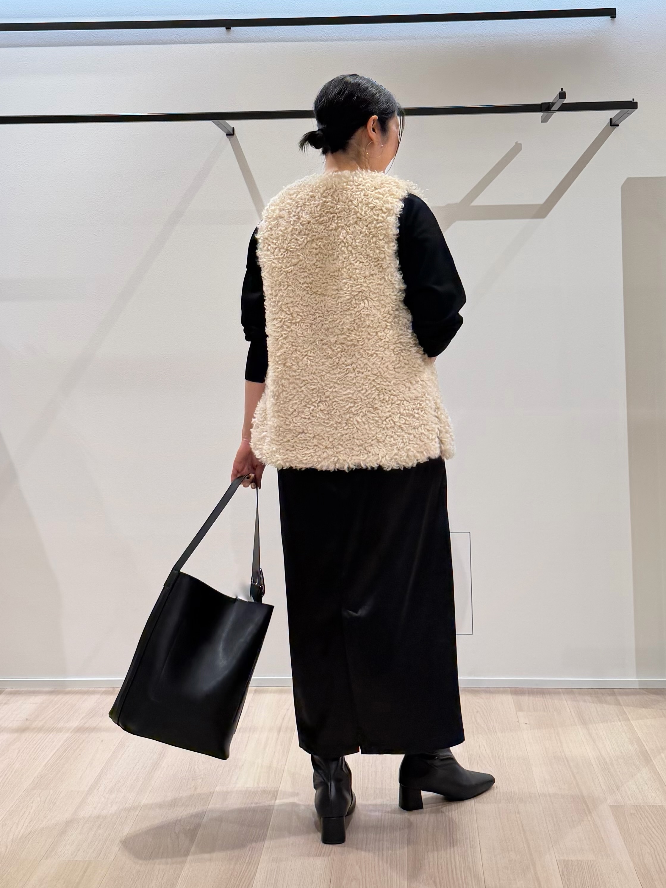 TOMOMIさんの「UNTITLED｜【羽織るだけでお洒落】カールエコファー ジレ」を使ったコーディネート
