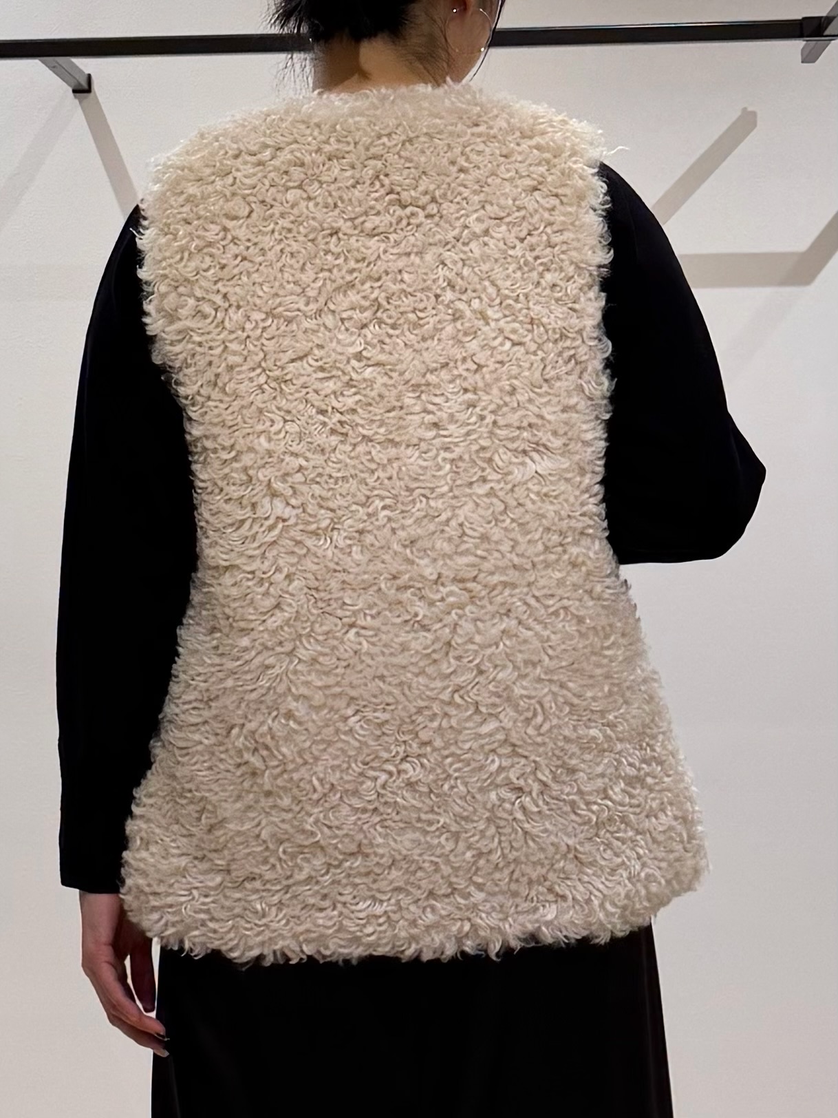 TOMOMIさんの「UNTITLED｜【羽織るだけでお洒落】カールエコファー ジレ」を使ったコーディネート
