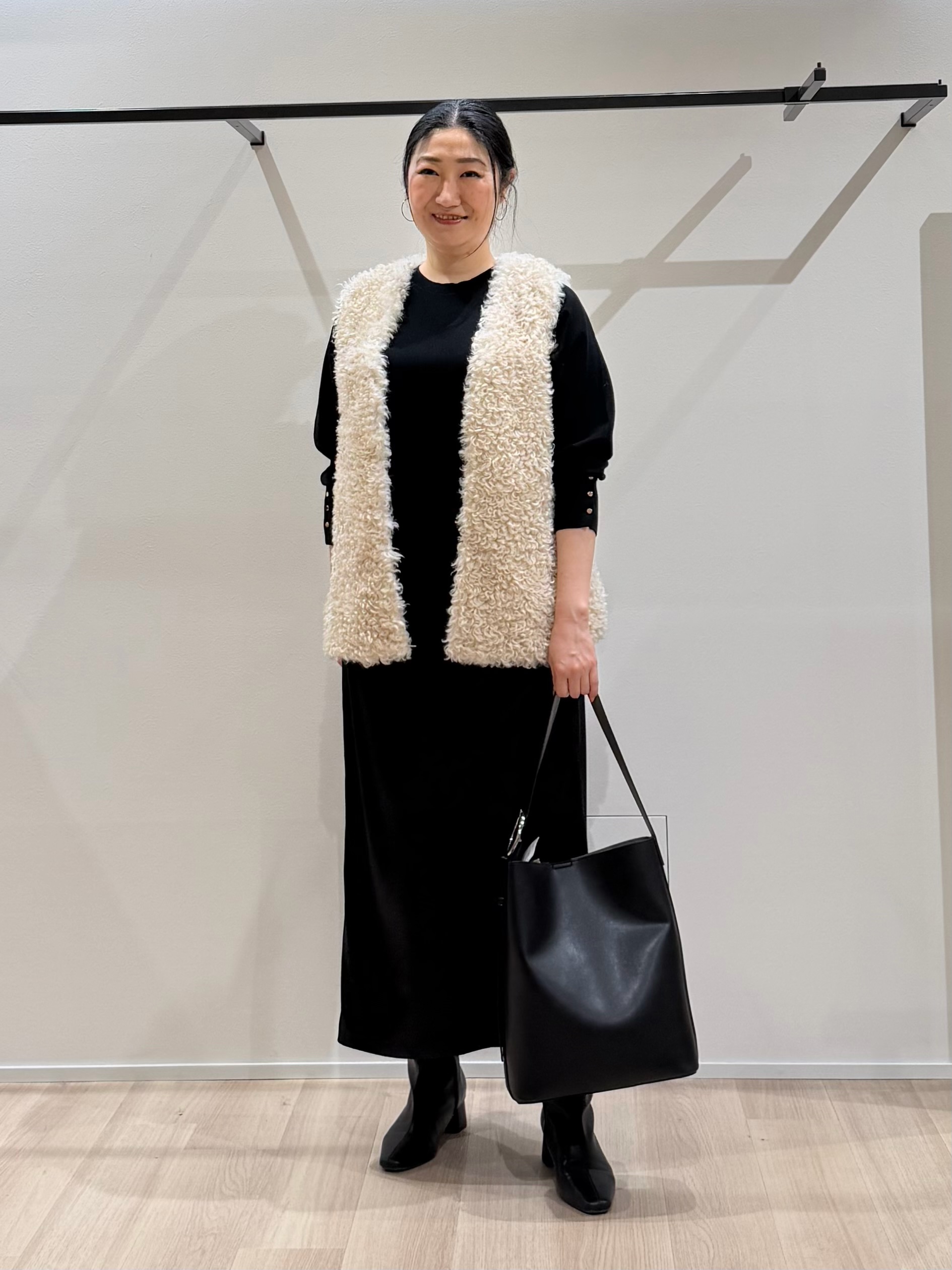 TOMOMIさんの「UNTITLED｜【羽織るだけでお洒落】カールエコファー ジレ」を使ったコーディネート