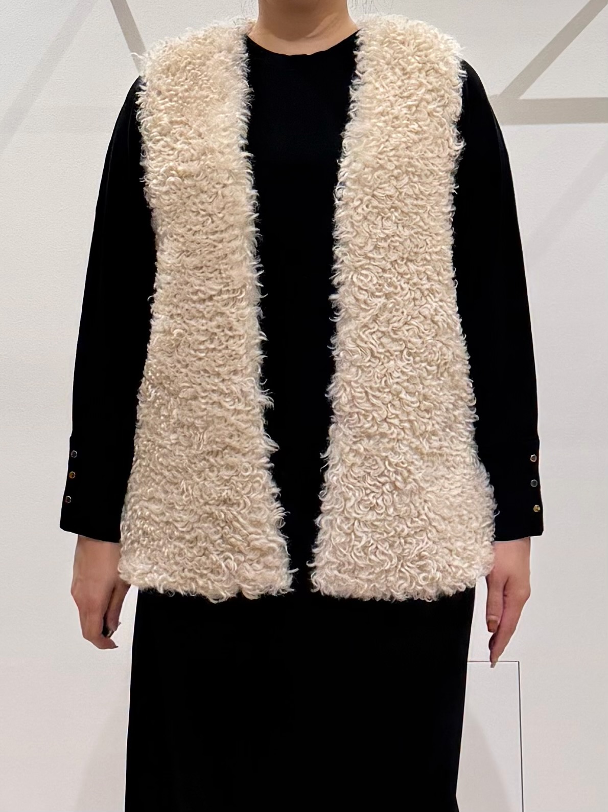 TOMOMIさんの「UNTITLED｜【羽織るだけでお洒落】カールエコファー ジレ」を使ったコーディネート