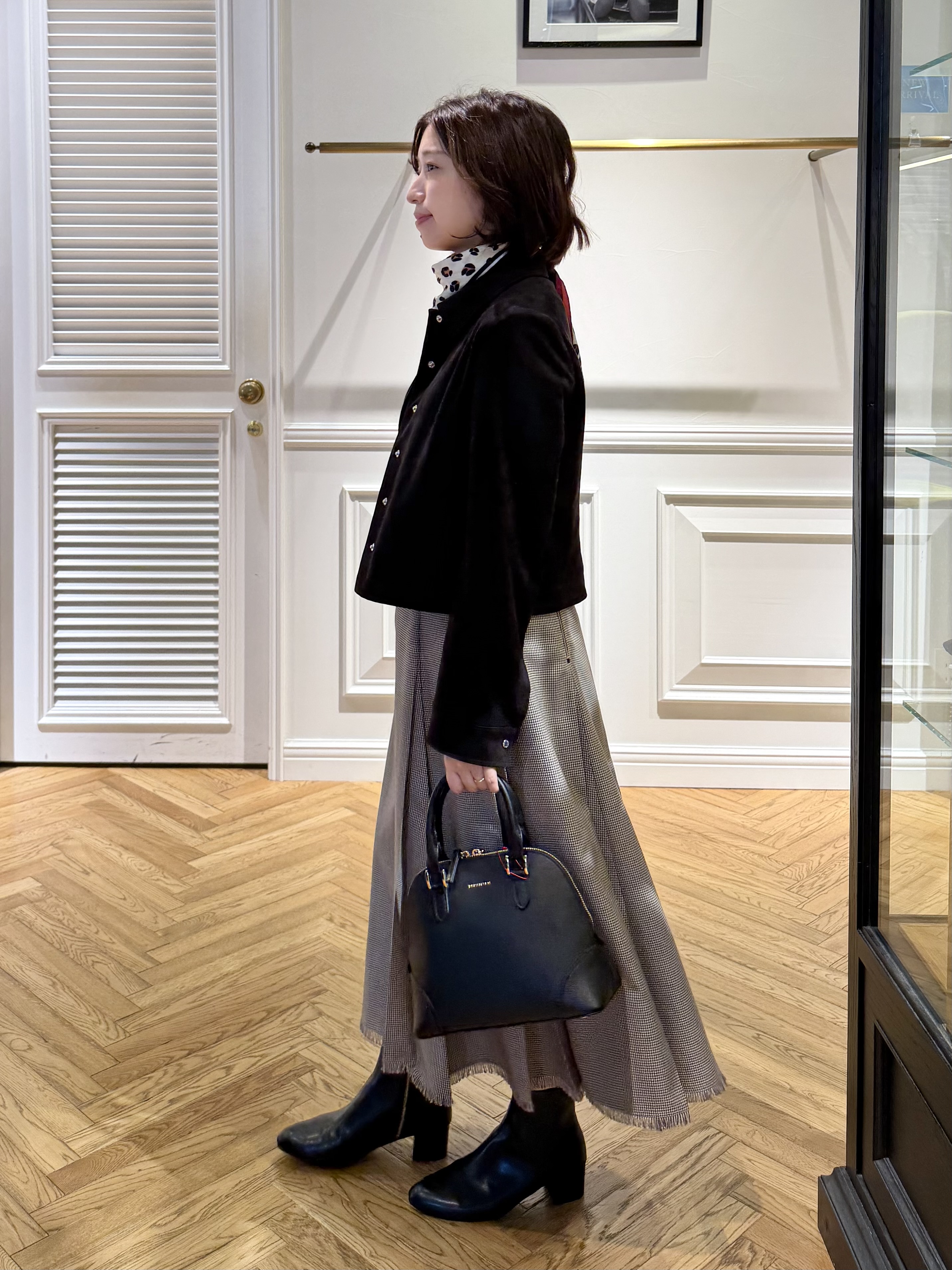 つじ まこさんの「DRESSTERIOR｜【STORY11月号掲載】スエードショートジャケット」を使ったコーディネート
