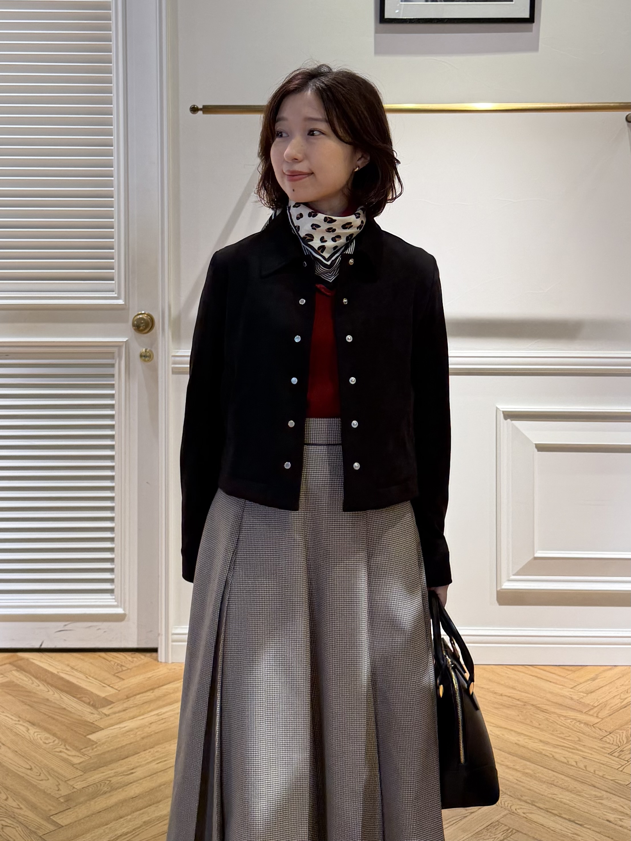 つじ まこさんの「DRESSTERIOR｜【STORY11月号掲載】スエードショートジャケット」を使ったコーディネート