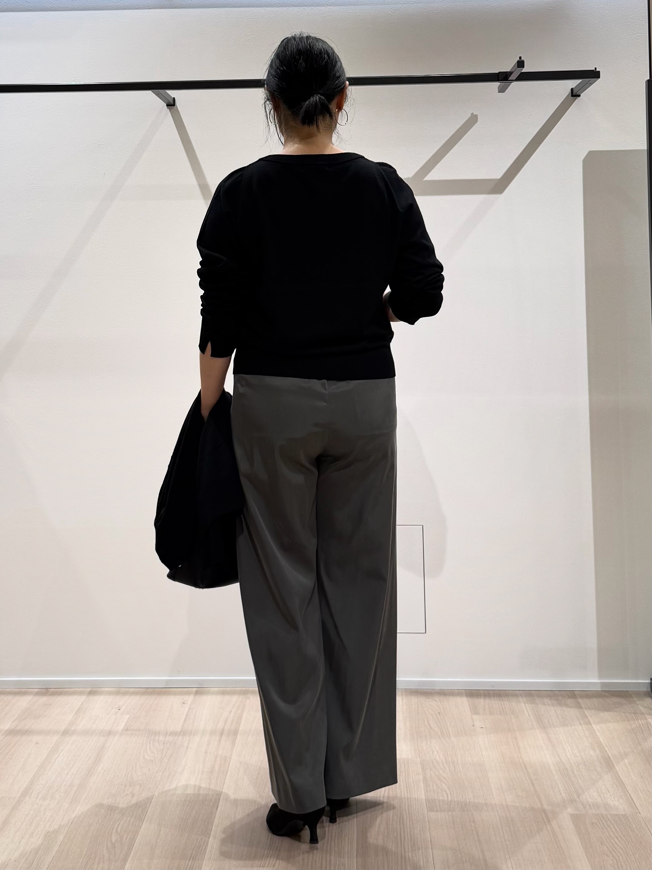TOMOMIさんの「UNTITLED｜【アンサンブル可能/オンオフ使える】シルクウールカシミヤプルオーバー」を使ったコーディネート