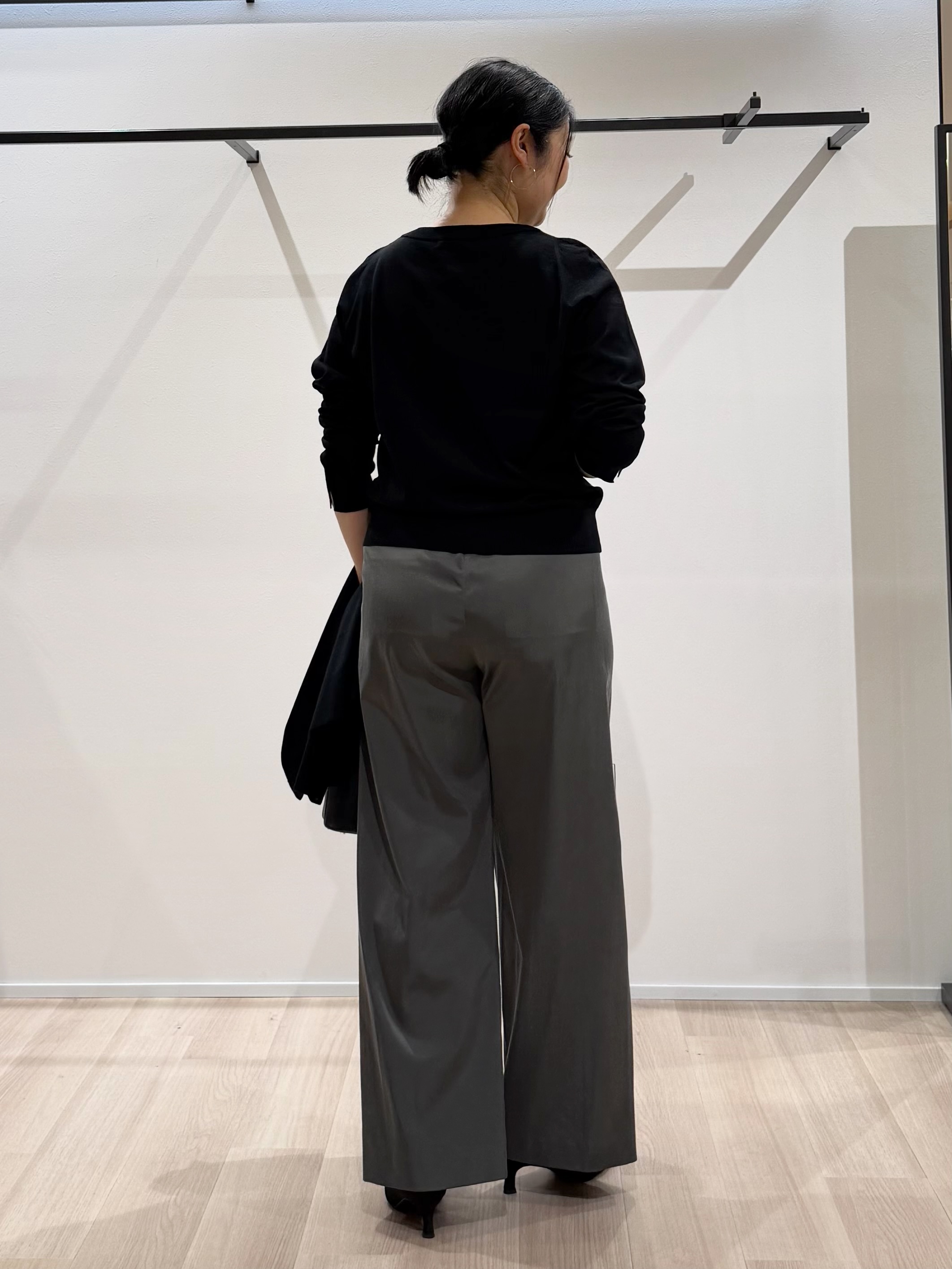 TOMOMIさんの「UNTITLED｜【アンサンブル可能/オンオフ使える】シルクウールカシミヤプルオーバー」を使ったコーディネート