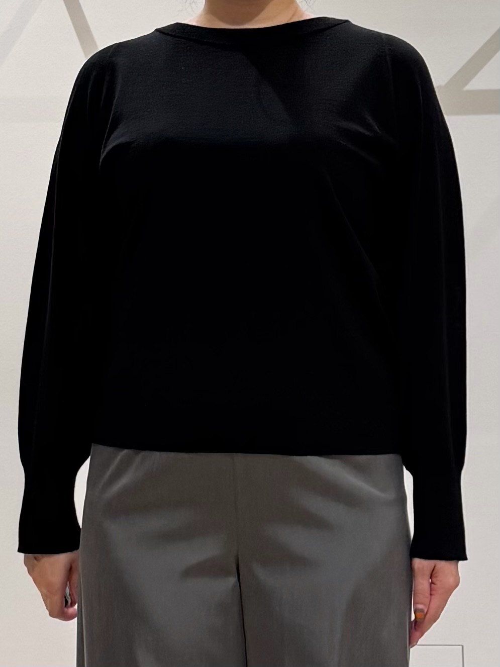 TOMOMIさんの「UNTITLED｜【アンサンブル可能/オンオフ使える】シルクウールカシミヤプルオーバー」を使ったコーディネート