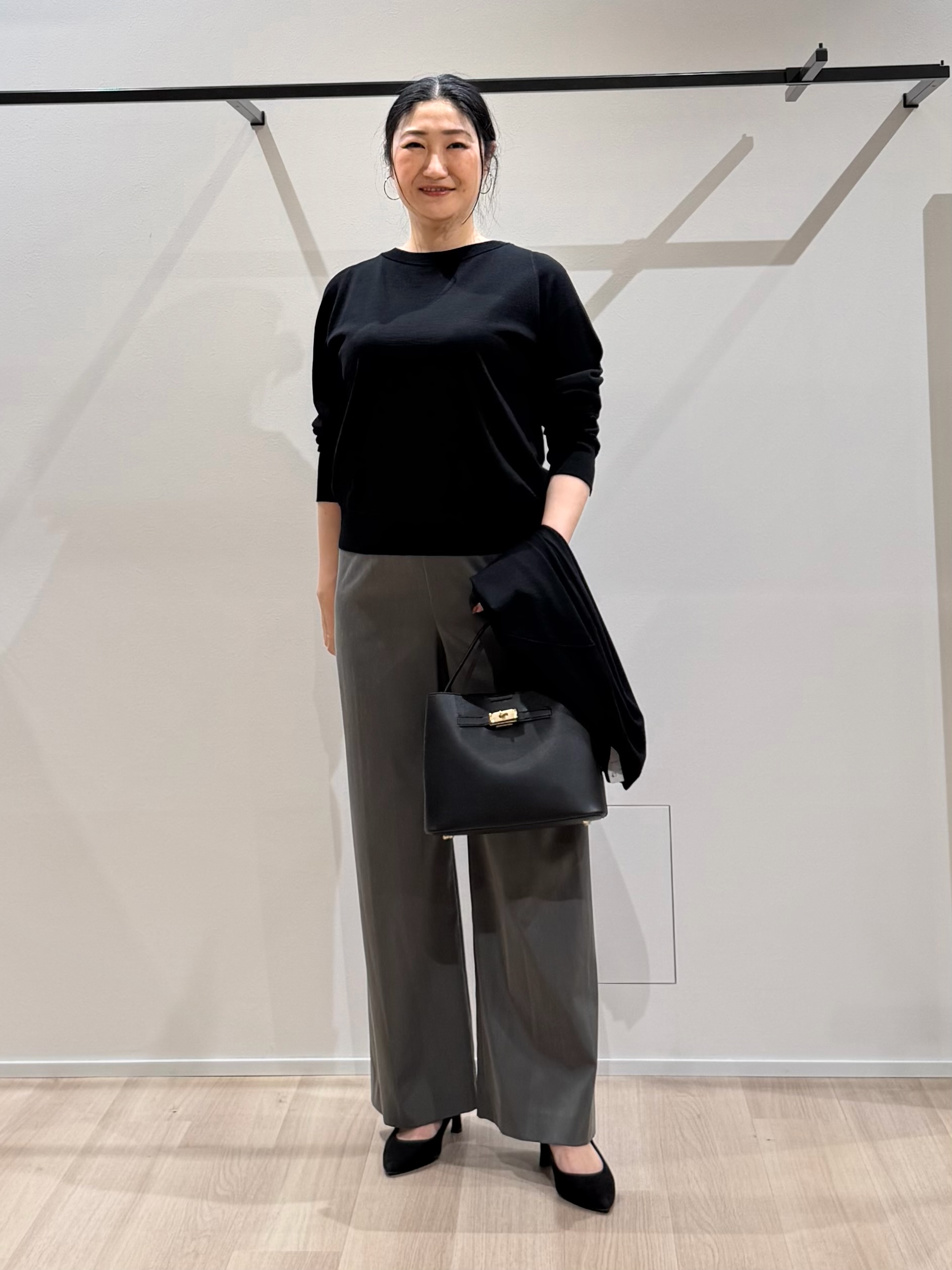 TOMOMIさんの「UNTITLED｜【アンサンブル可能/オンオフ使える】シルクウールカシミヤプルオーバー」を使ったコーディネート