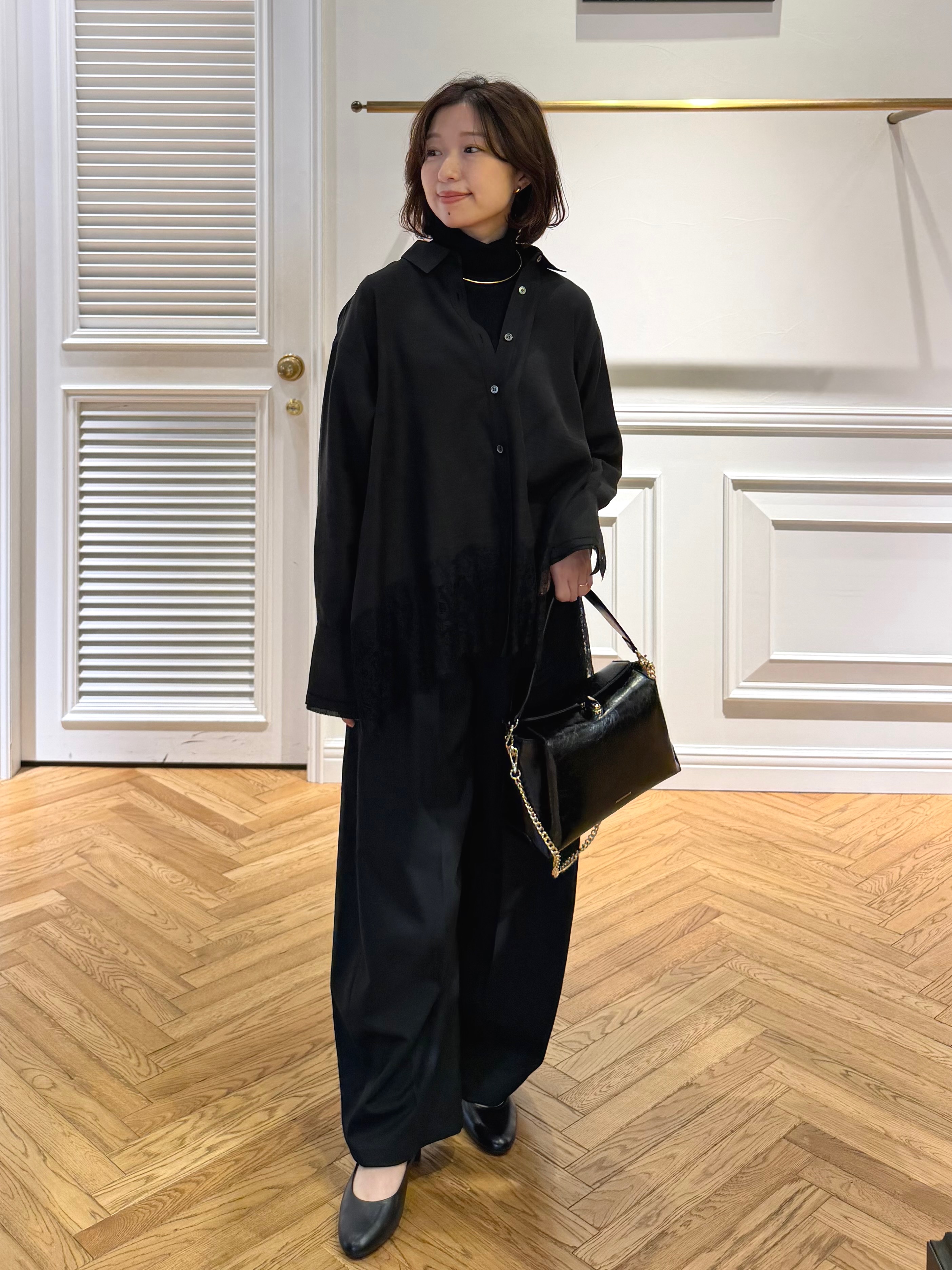 つじ まこさんの「DRESSTERIOR｜ヴィンテージライク レーストリムシャツ」を使ったコーディネート