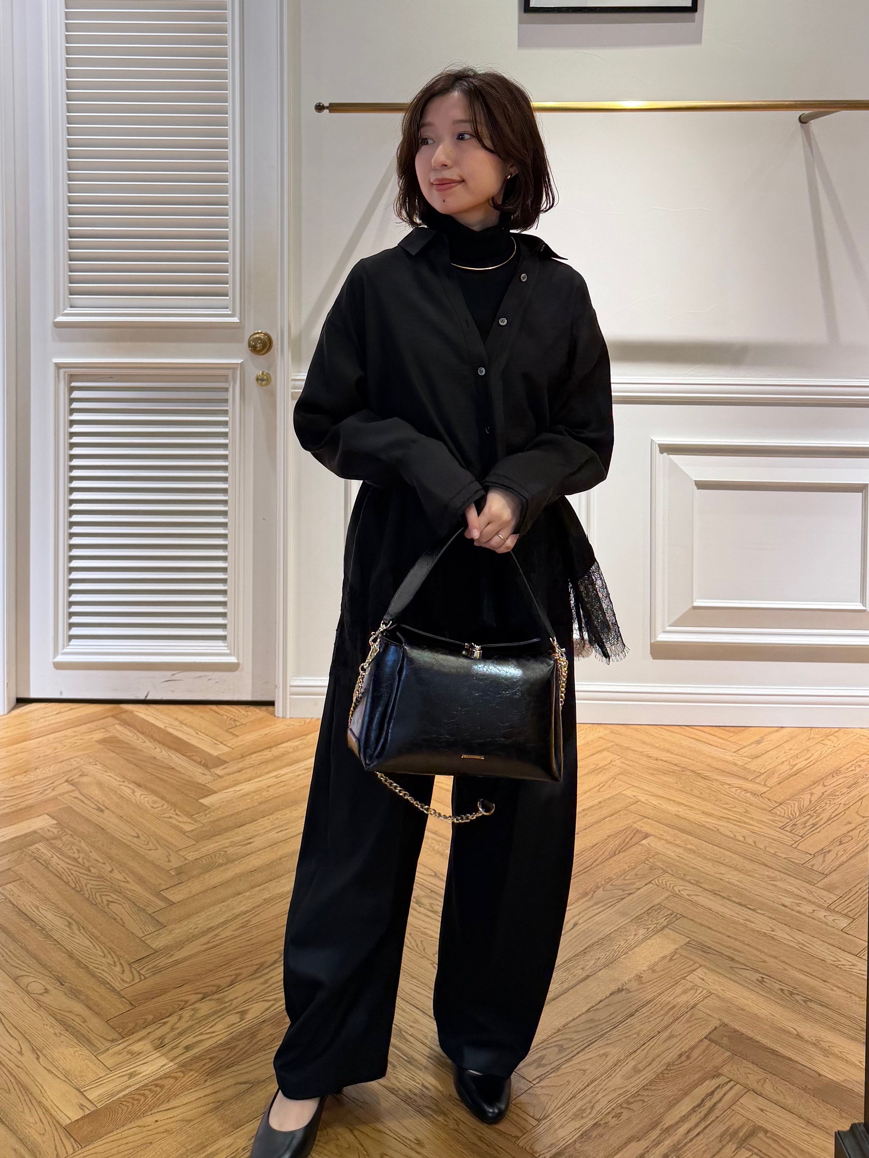 つじ まこさんの「DRESSTERIOR｜ヴィンテージライク レーストリムシャツ」を使ったコーディネート