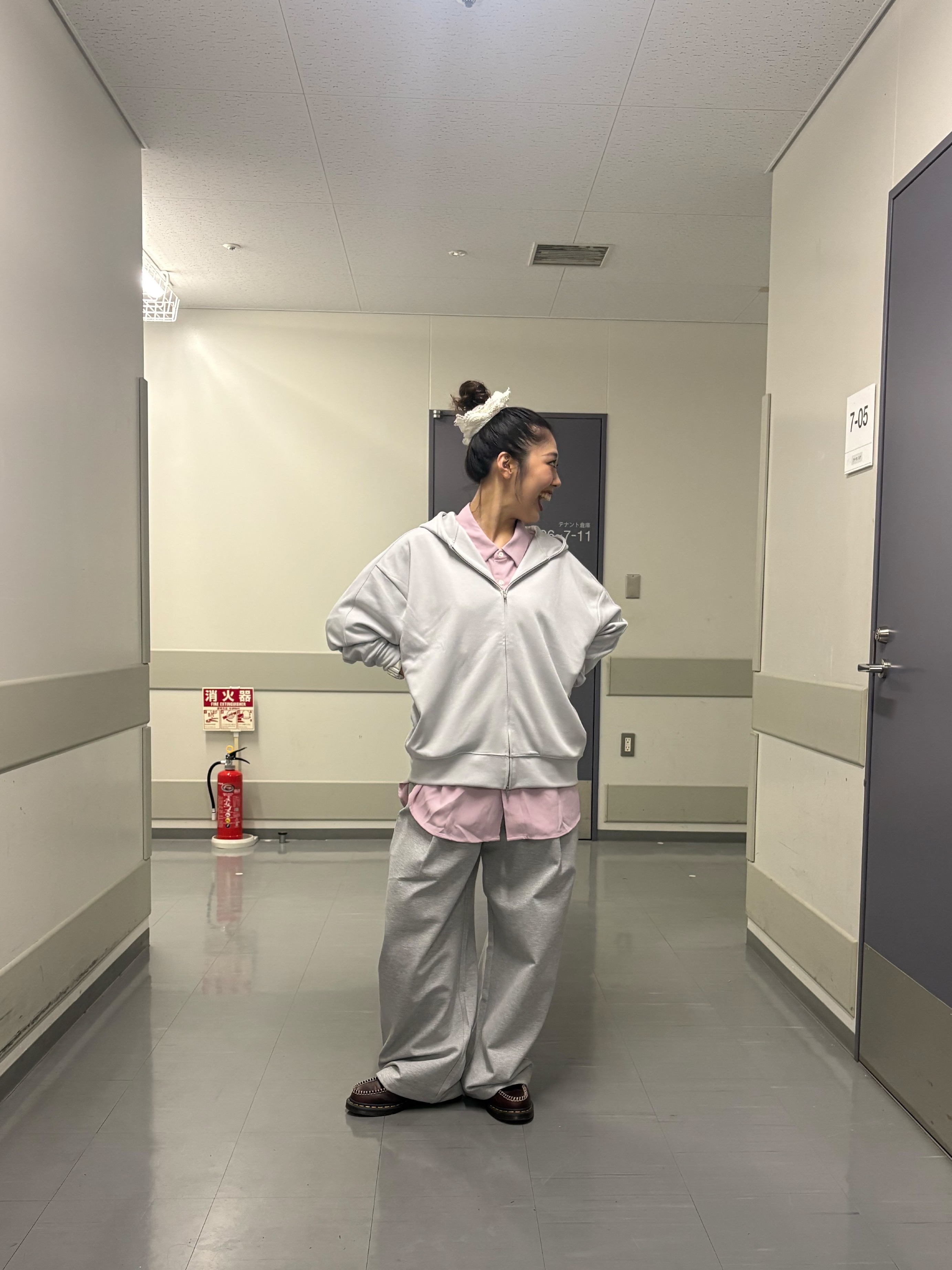 安本有里さんの「tk.TAKEO KIKUCHI｜【選べる7色】トロミドレープカラーシャツ/トロミ/梨地/7色/レギュラーカラー/長袖」を使ったコーディネート