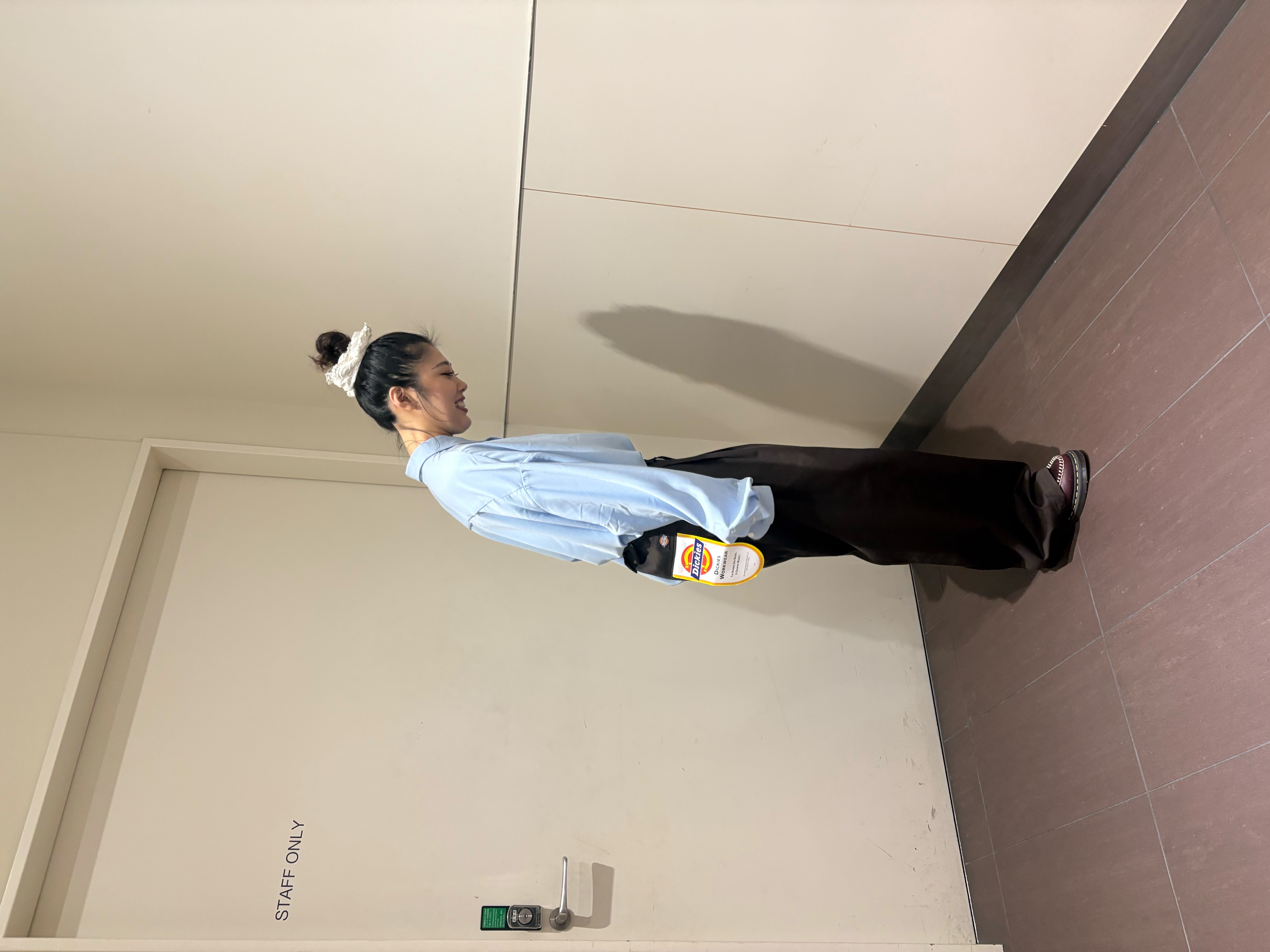 安本有里さんの「tk.TAKEO KIKUCHI｜【選べる7色】トロミドレープカラーシャツ/トロミ/梨地/7色/レギュラーカラー/長袖」を使ったコーディネート