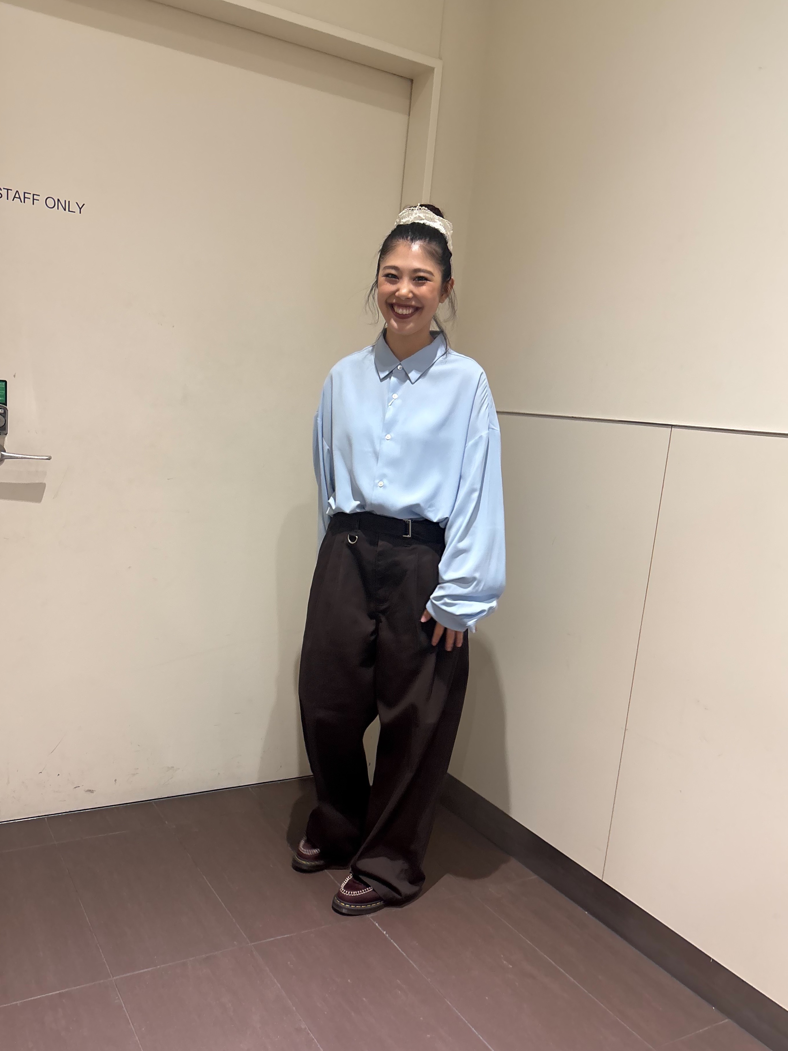 安本有里さんの「tk.TAKEO KIKUCHI｜【選べる7色】トロミドレープカラーシャツ/トロミ/梨地/7色/レギュラーカラー/長袖」を使ったコーディネート