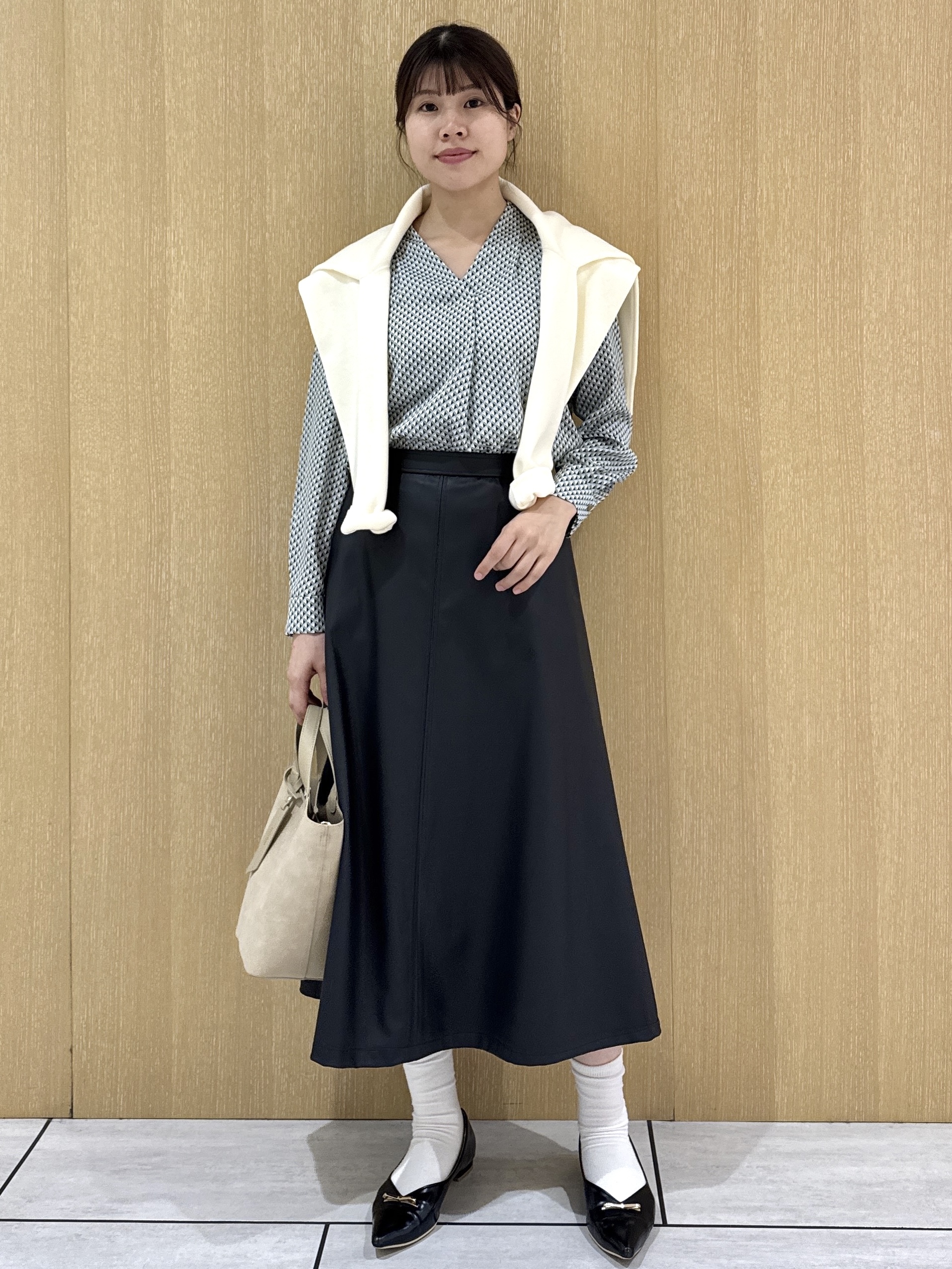 nanaさんの「UNTITLED｜【スーツインナー】トライアングルジオメブラウス」を使ったコーディネート
