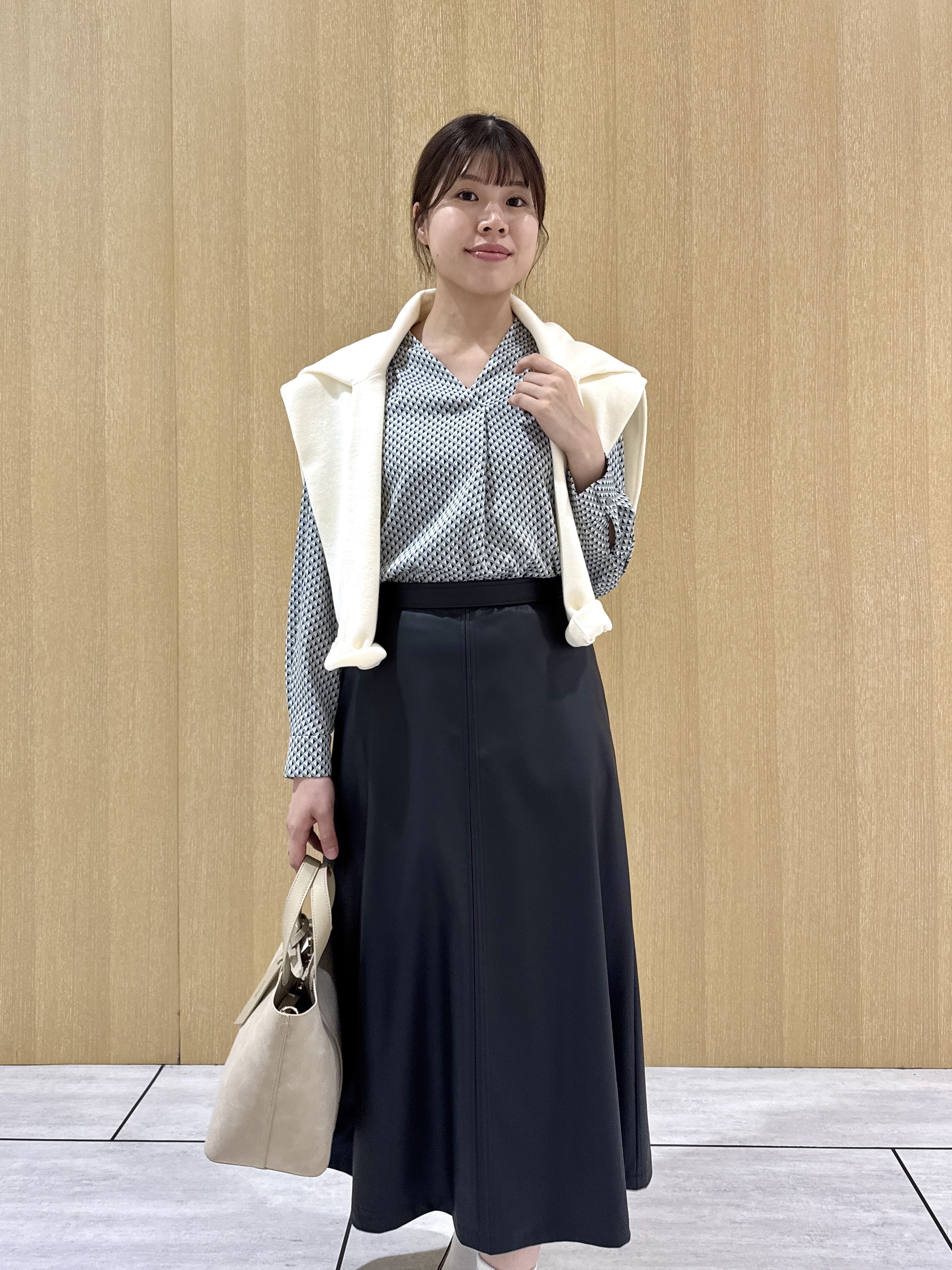 nanaさんの「UNTITLED｜【スーツインナー】トライアングルジオメブラウス」を使ったコーディネート