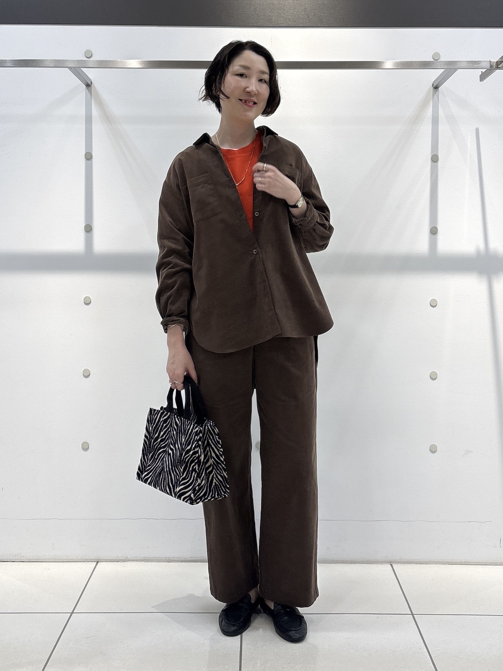 yuriさんの「INDIVI｜【選べる6色／ストレッチ◎】きれいめドルマンスリーブニット」を使ったコーディネート
