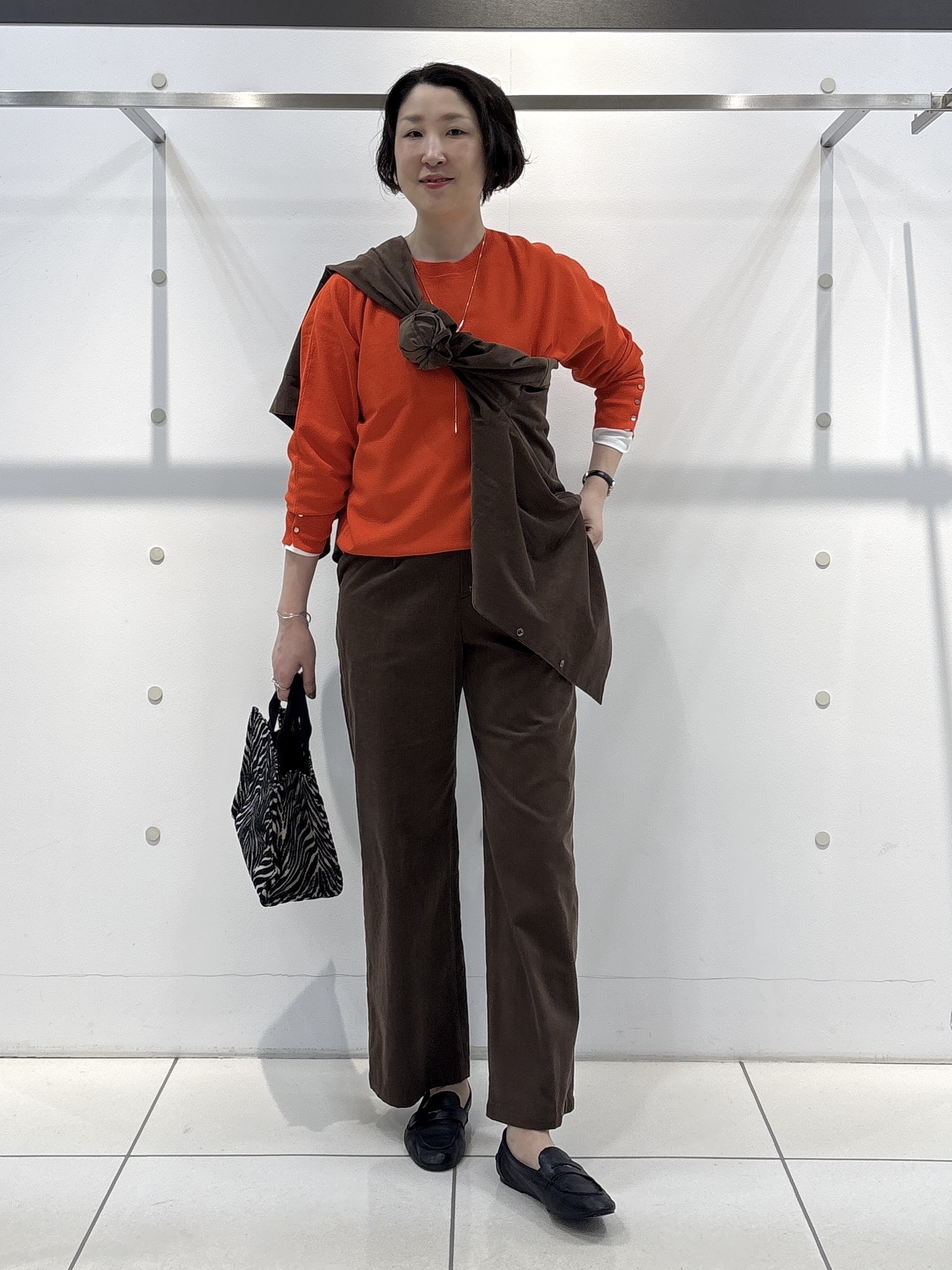 yuriさんの「INDIVI｜【選べる6色／ストレッチ◎】きれいめドルマンスリーブニット」を使ったコーディネート