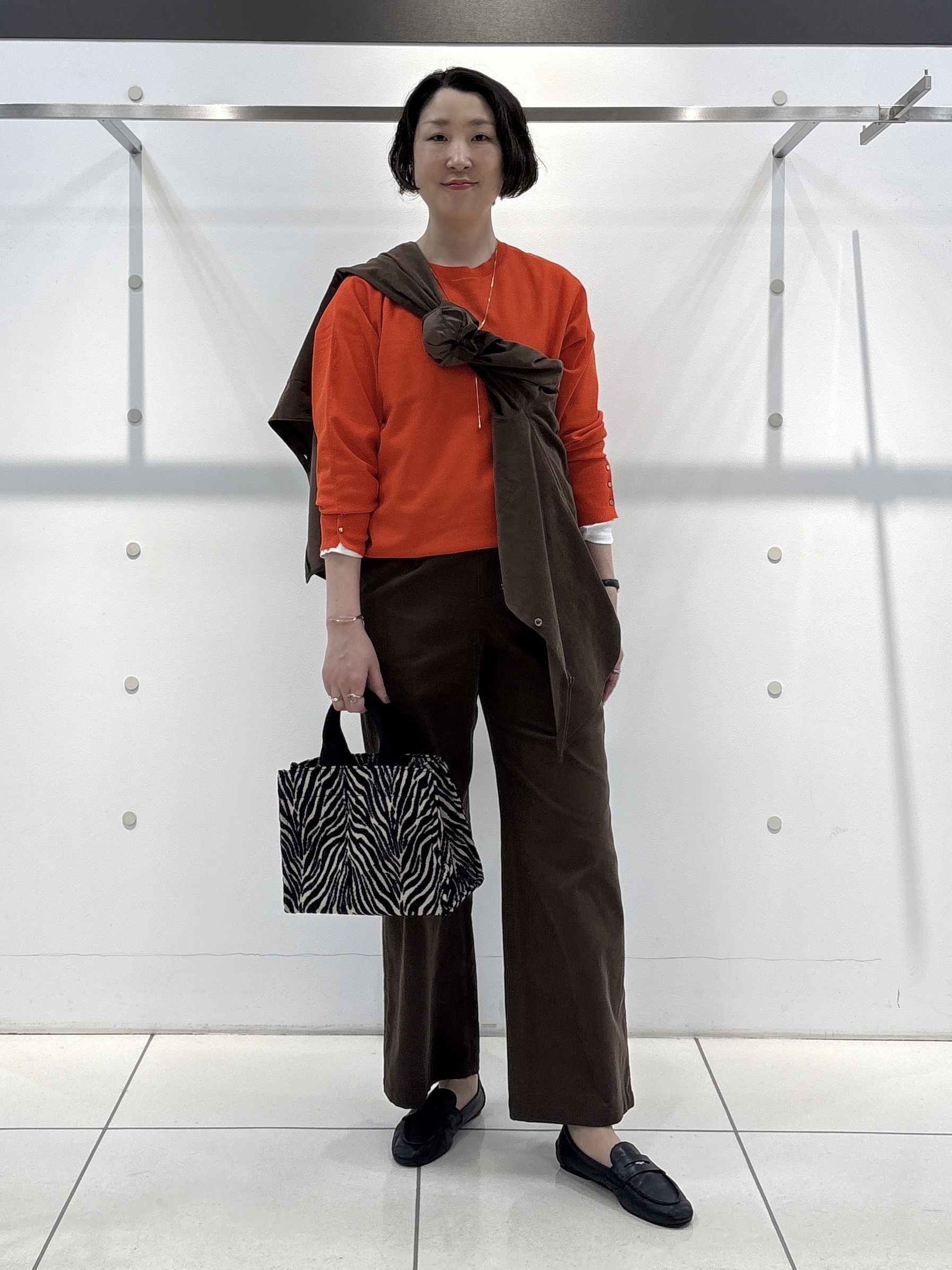 yuriさんの「INDIVI｜【選べる6色／ストレッチ◎】きれいめドルマンスリーブニット」を使ったコーディネート