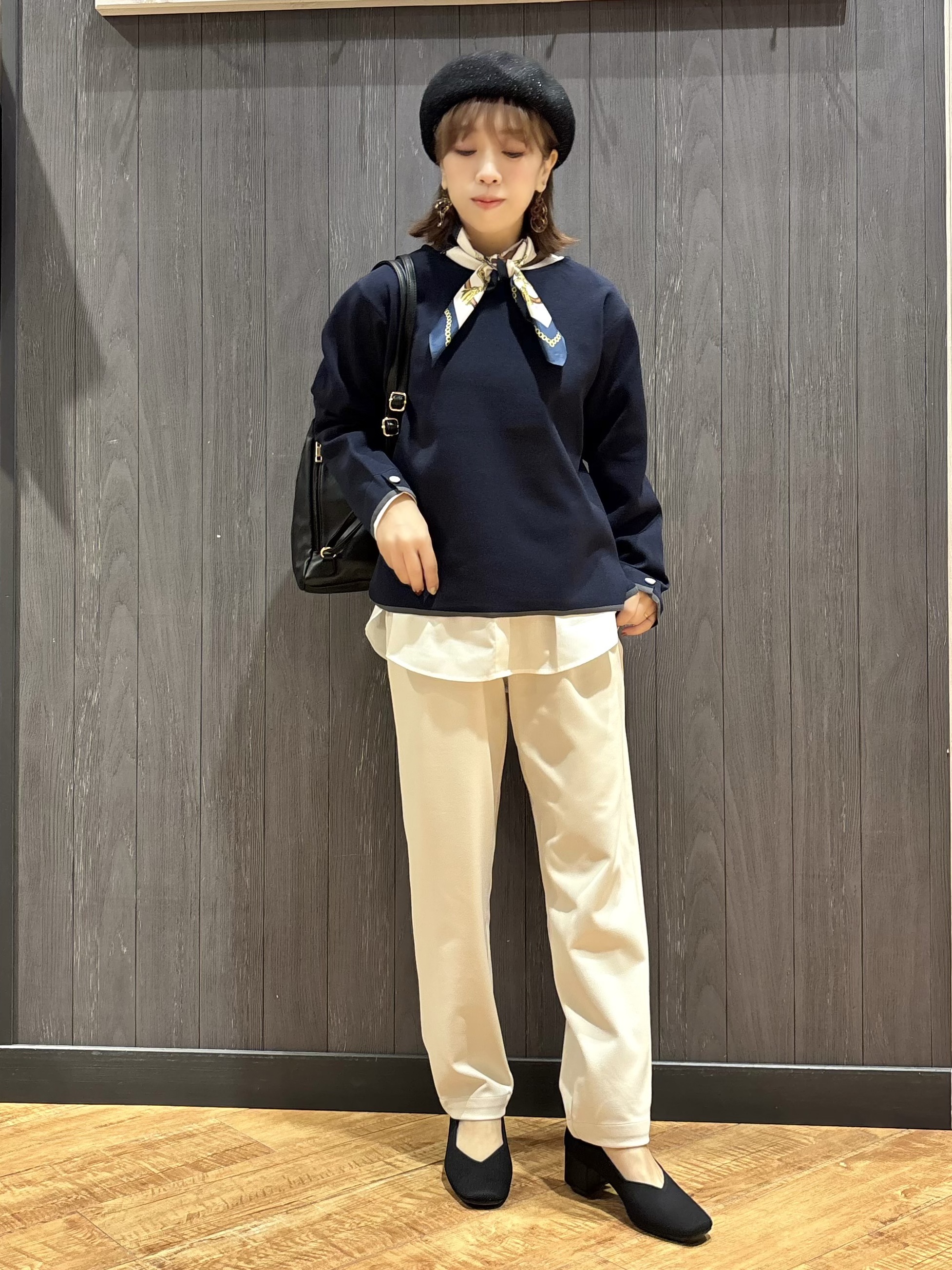 meiさんの「SHOO･LA･RUE｜【洗濯機可/S-LL】抜け感ある着こなしに 金ボタン付き スポンディッシュ クルーネックニット」を使ったコーディネート