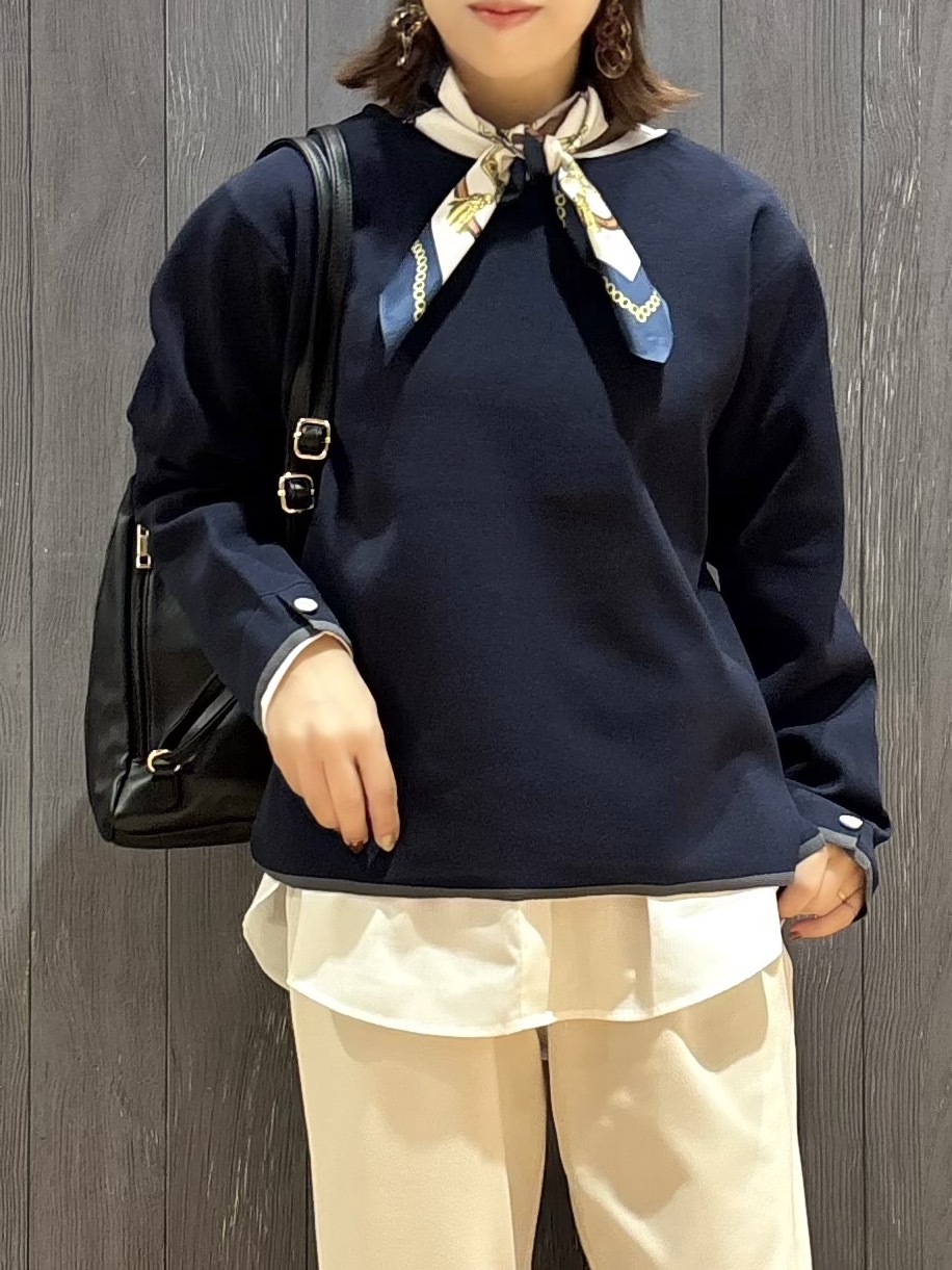 meiさんの「SHOO･LA･RUE｜【洗濯機可/S-LL】抜け感ある着こなしに 金ボタン付き スポンディッシュ クルーネックニット」を使ったコーディネート