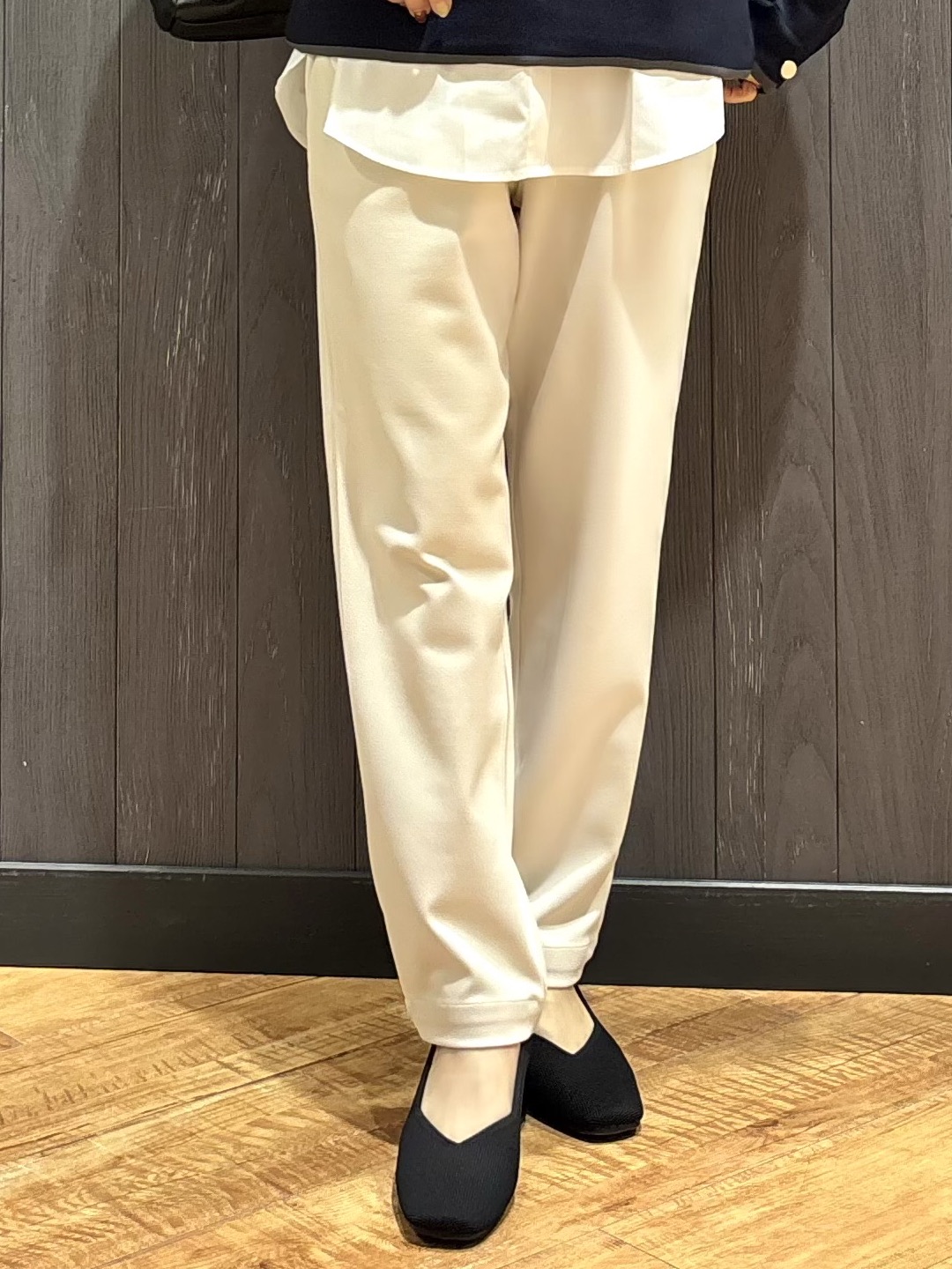 meiさんの「SHOO･LA･RUE｜【洗濯機可/S-LL】抜け感ある着こなしに 金ボタン付き スポンディッシュ クルーネックニット」を使ったコーディネート