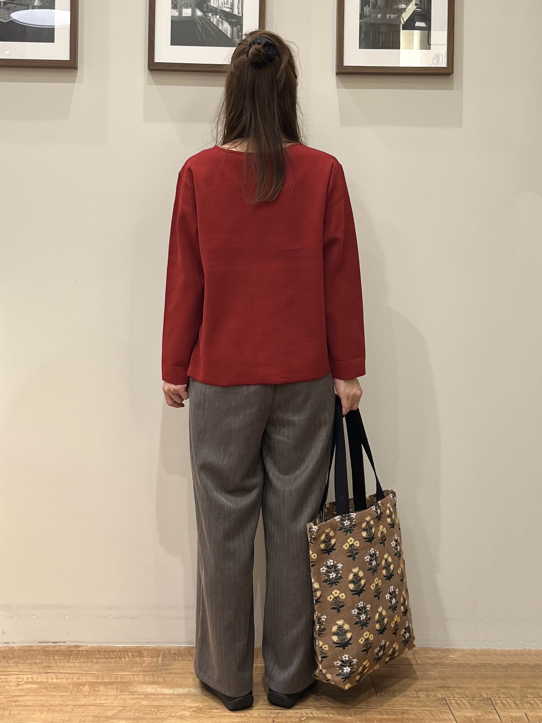 まつみさんの「SHOO･LA･RUE｜【洗濯機可/S-LL】抜け感ある着こなしに 金ボタン付き スポンディッシュ クルーネックニット」を使ったコーディネート