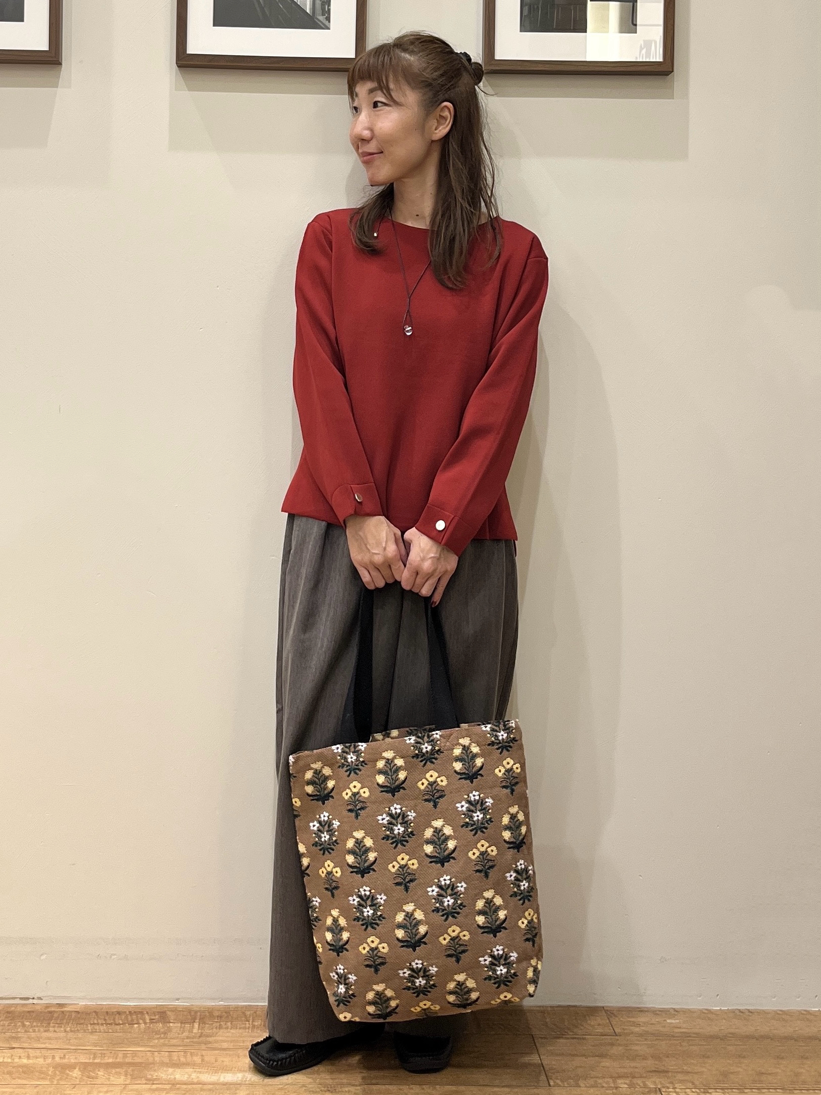 まつみさんの「SHOO･LA･RUE｜【洗濯機可/S-LL】抜け感ある着こなしに 金ボタン付き スポンディッシュ クルーネックニット」を使ったコーディネート