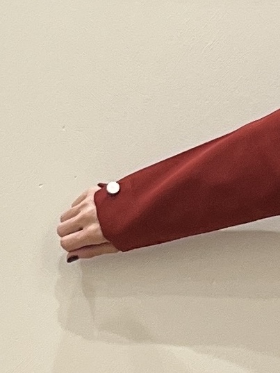 まつみさんの「SHOO･LA･RUE｜【洗濯機可/S-LL】抜け感ある着こなしに 金ボタン付き スポンディッシュ クルーネックニット」を使ったコーディネート