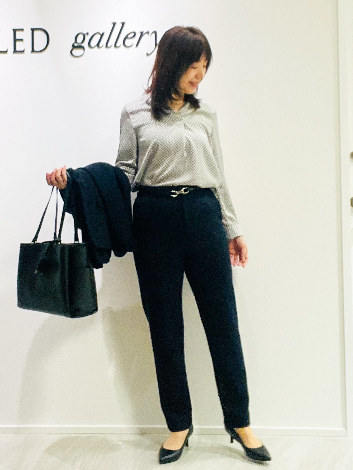 めいさんの「UNTITLED｜【スーツインナー】トライアングルジオメブラウス」を使ったコーディネート