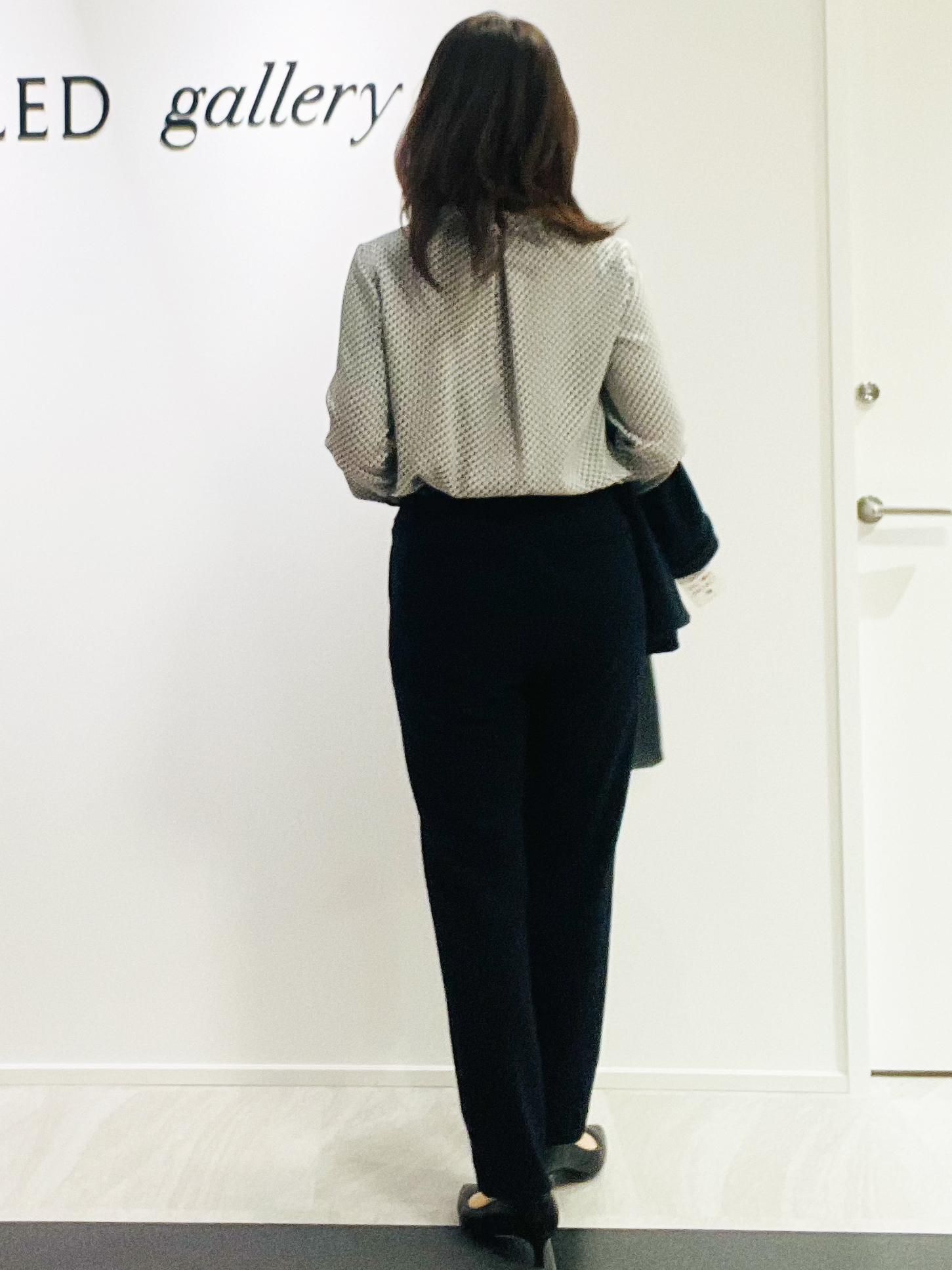 めいさんの「UNTITLED｜【スーツインナー】トライアングルジオメブラウス」を使ったコーディネート