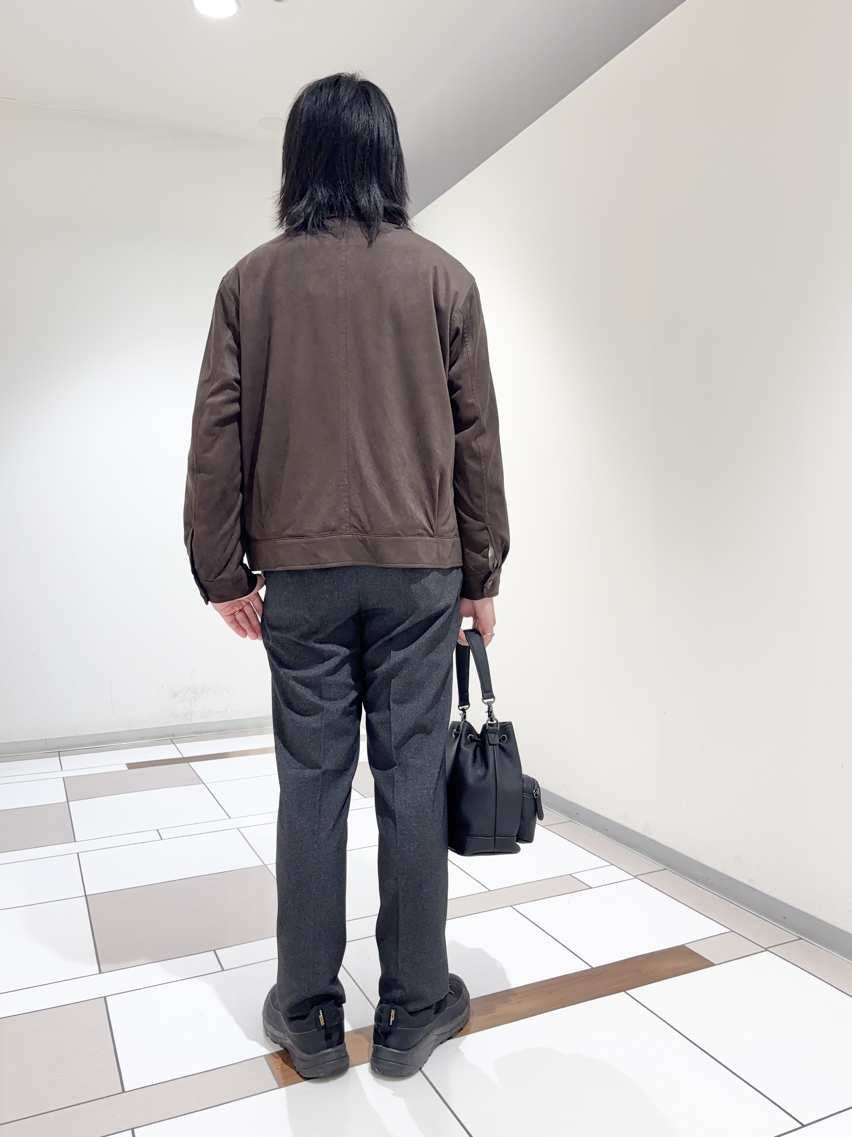 及川さんの「TAKEO KIKUCHI｜デニム＆スウェード調 ジップブルゾン」を使ったコーディネート